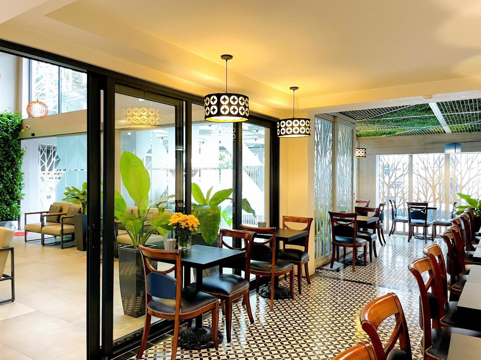 Royal Dragon Boutique Tan Binh 3*