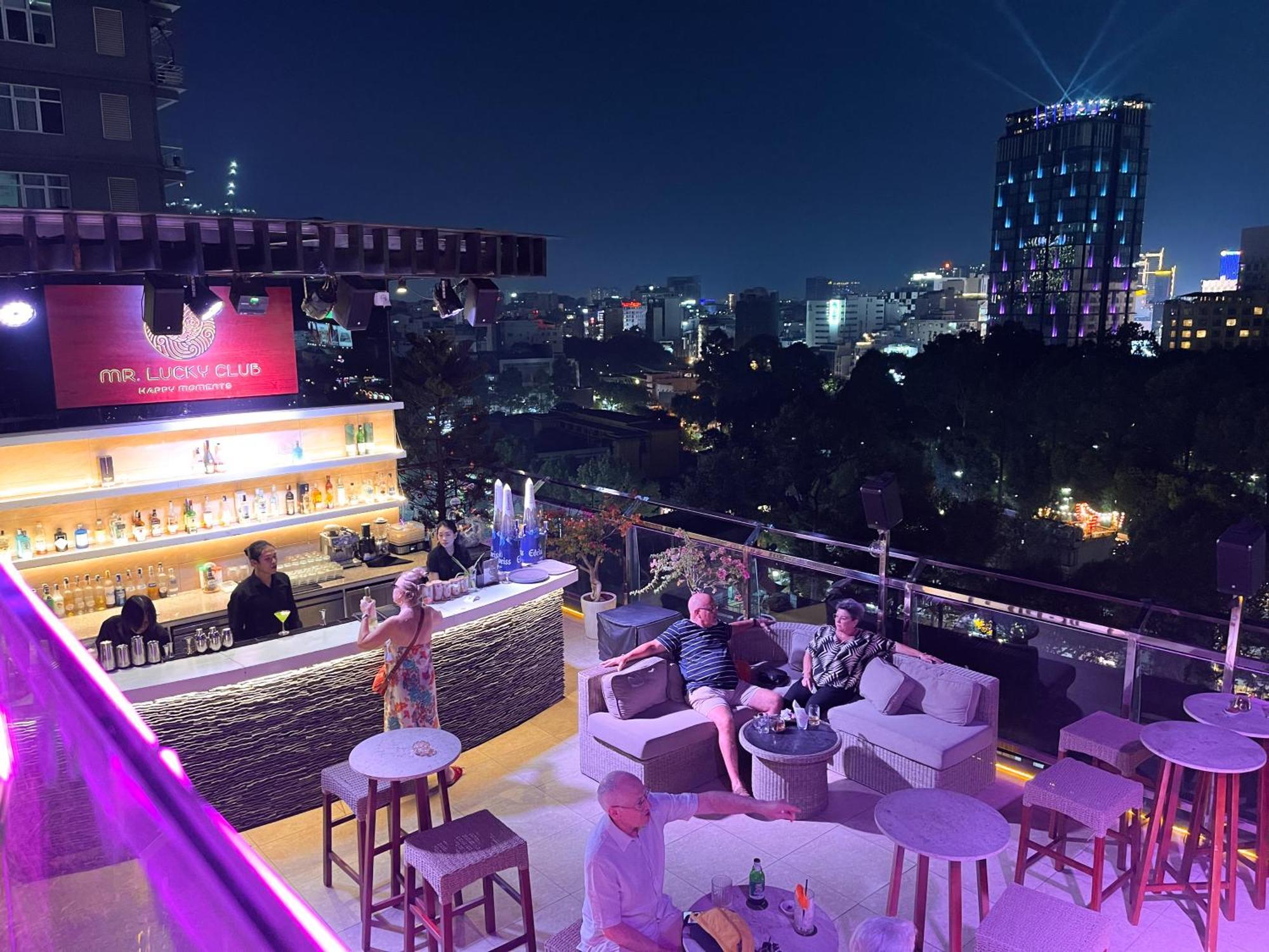 Happy Life Grand & Rooftop Skybar Hotel