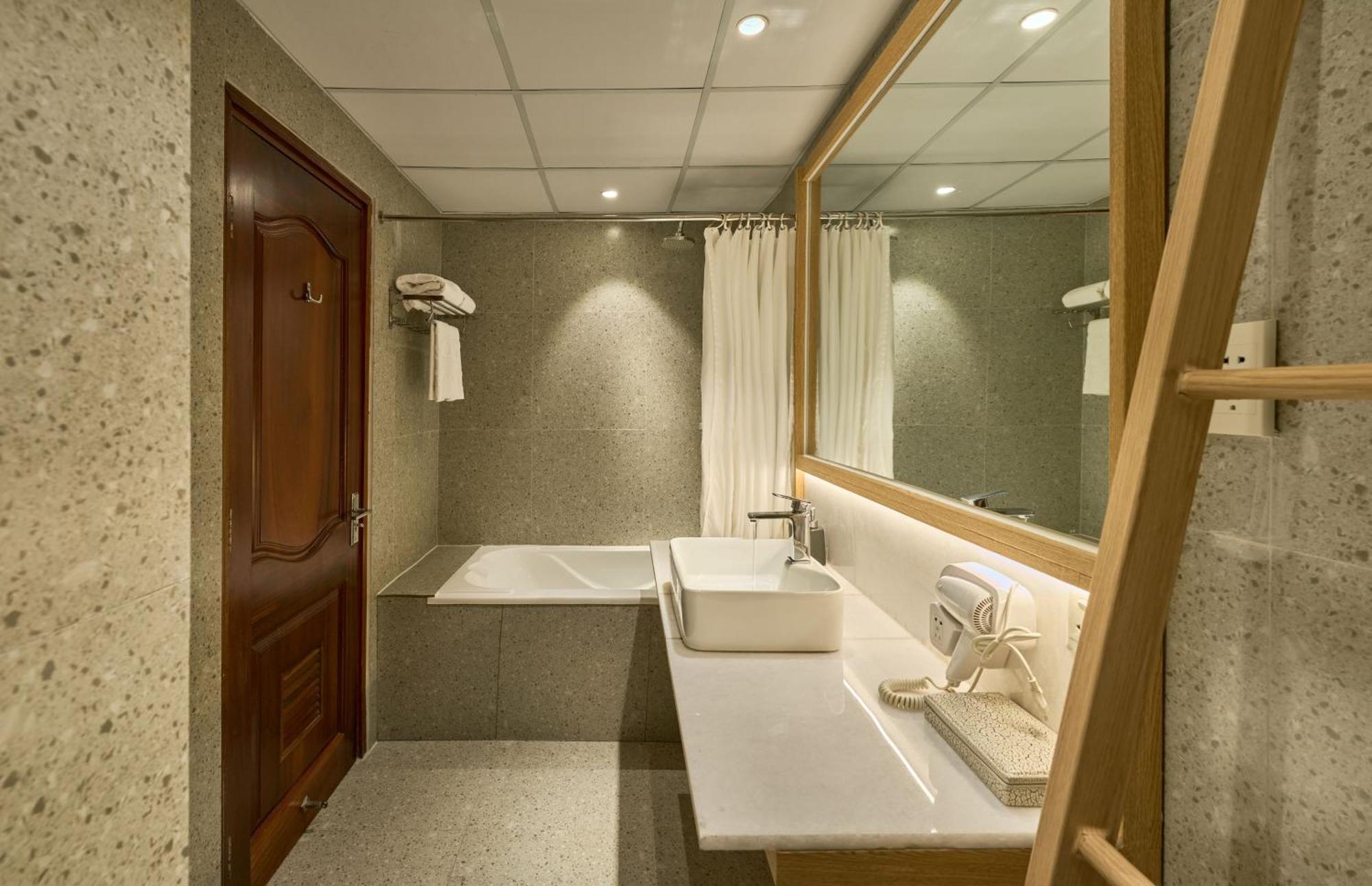 Sky Gem - Ben Thanh Hotel 4*
