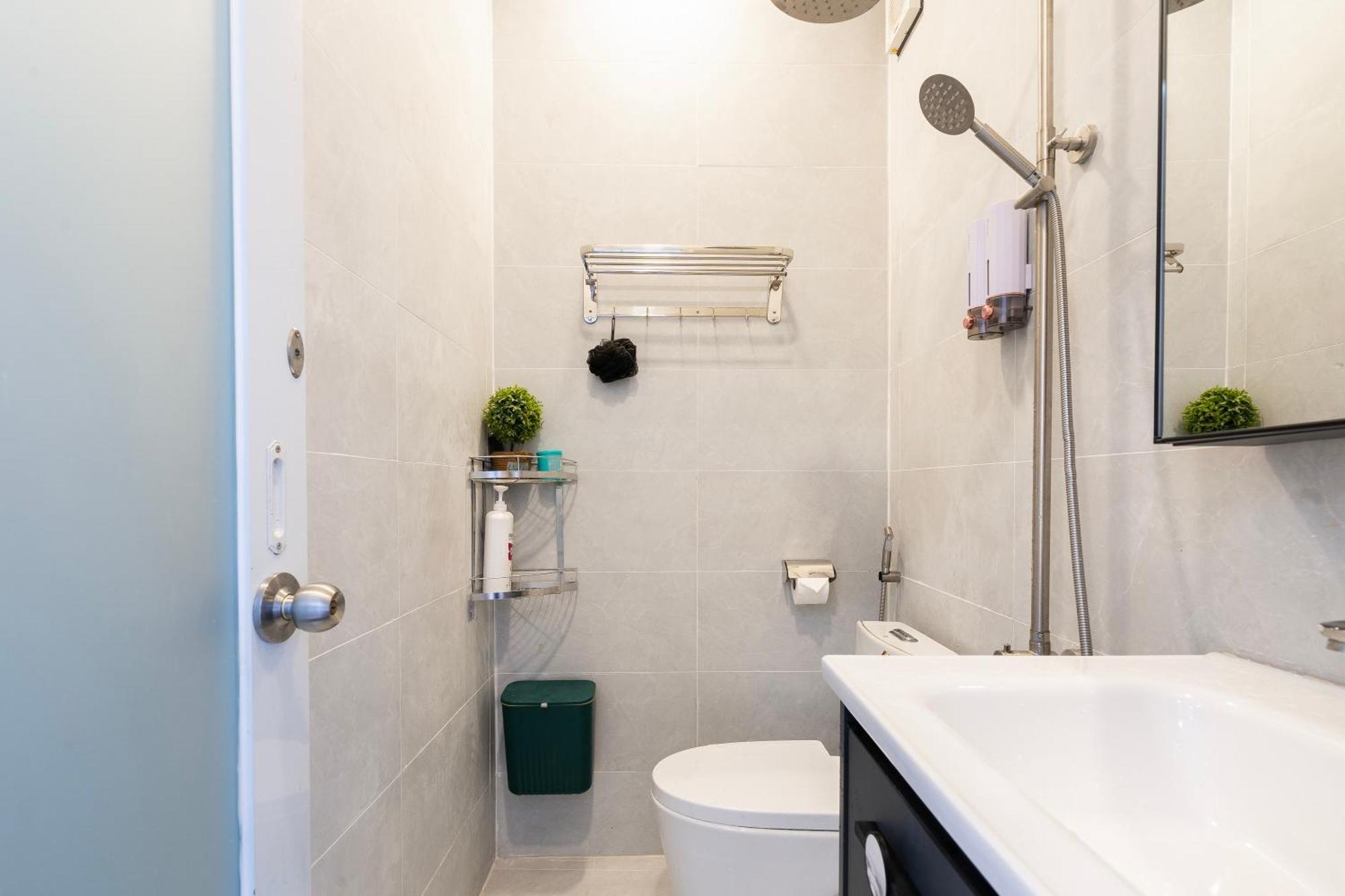 Cozy Studio With Large Balcony In Central Bui Vien District 1 Apartment *