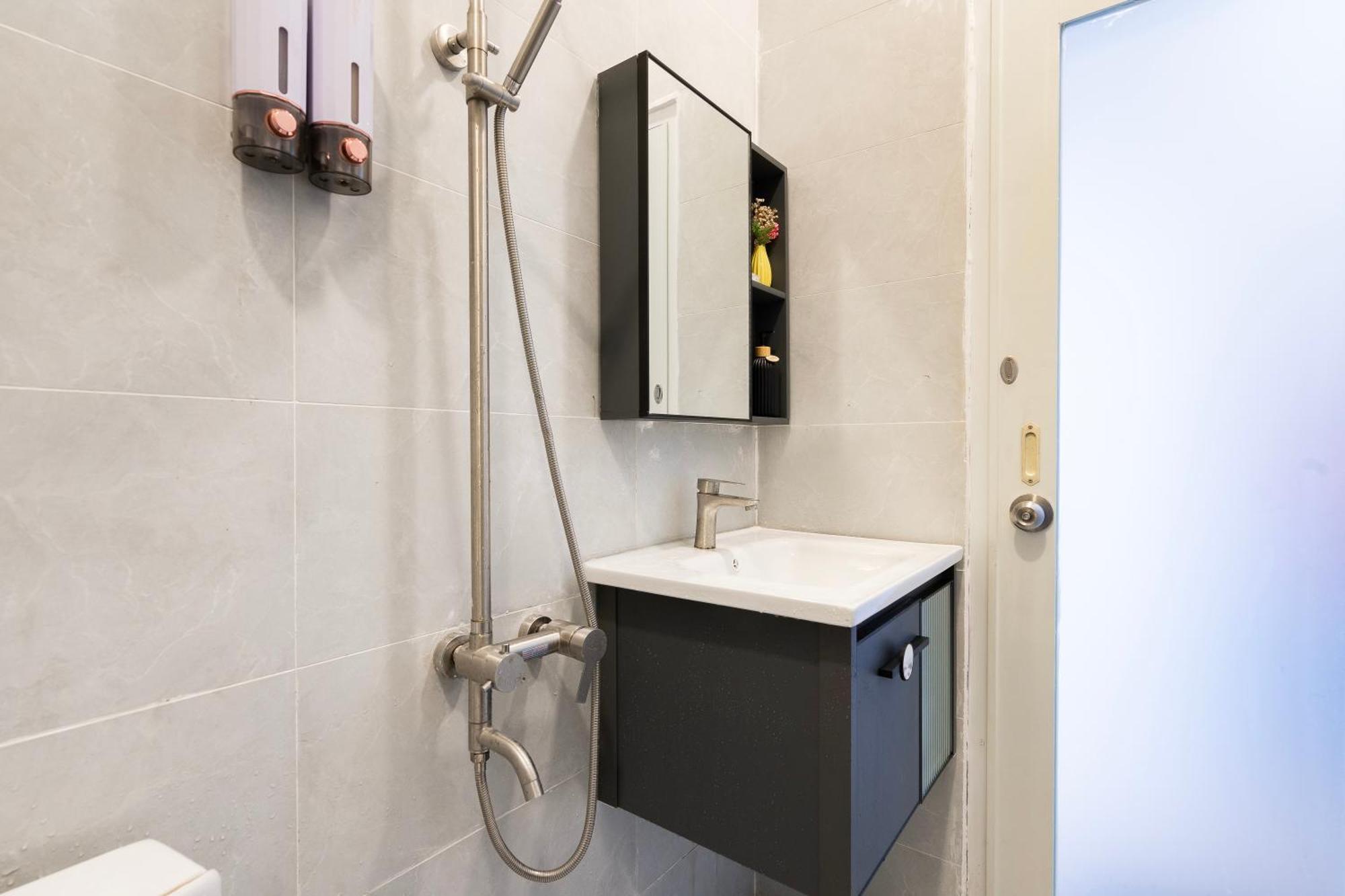 Cozy Studio With Large Balcony In Central Bui Vien District 1 Apartment *