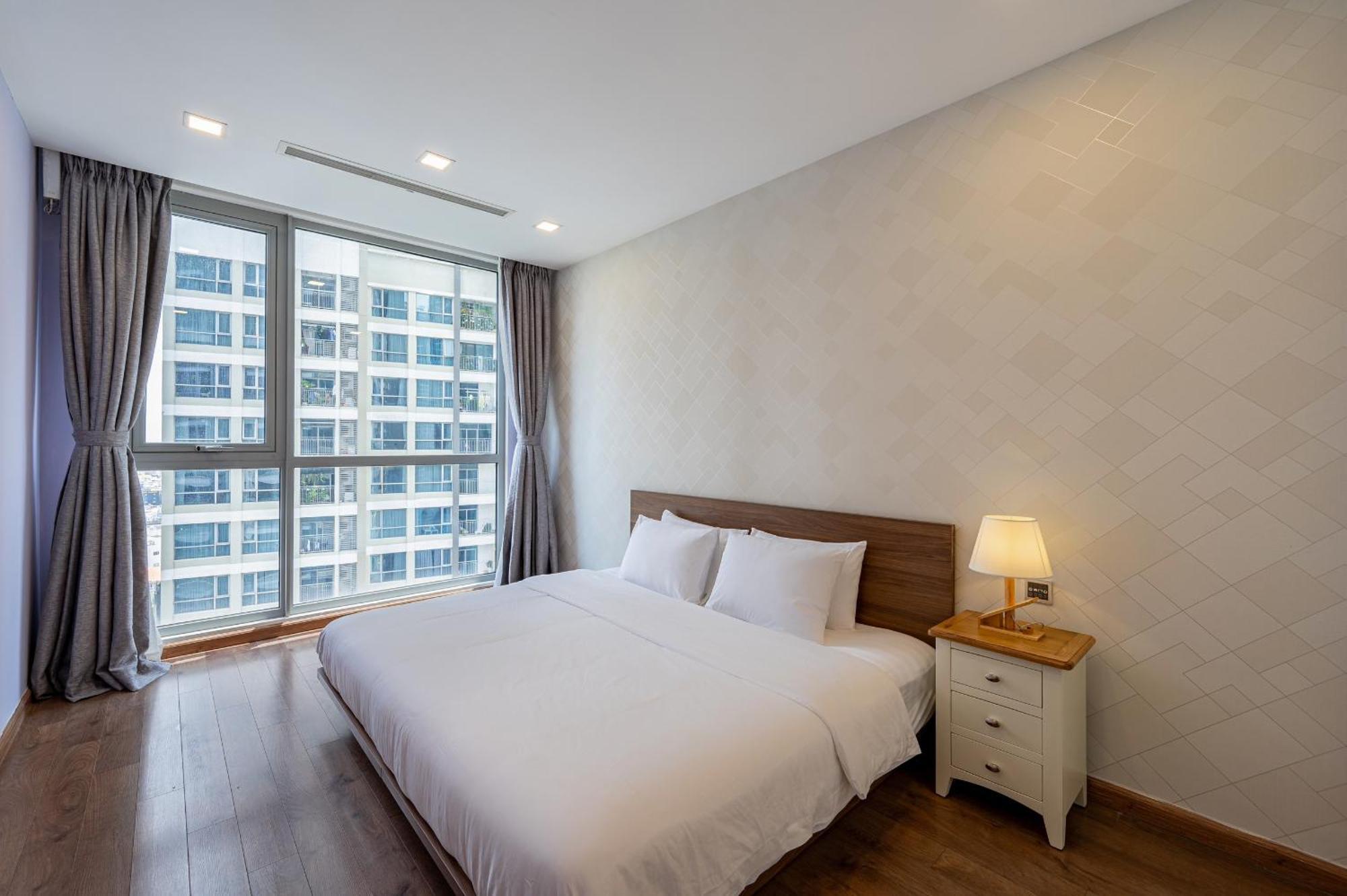In Landmark-vinhome Park By Yen Apartment *