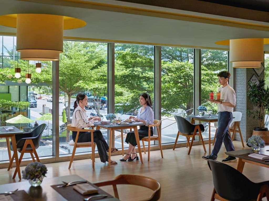 Hotel Novotel Living Saigon South