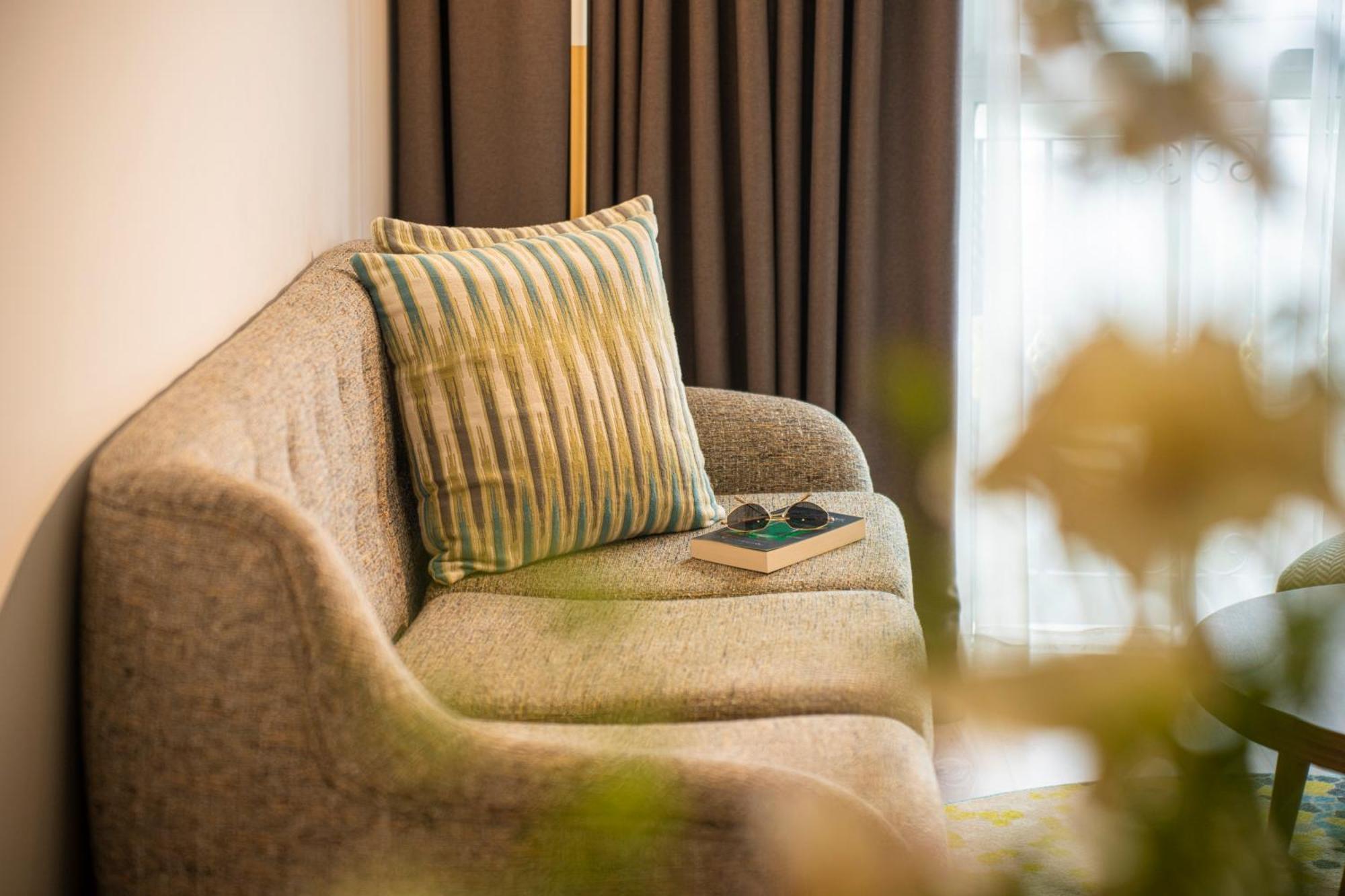 T-ritz Saigon & 4* Bandar Ho Chi Minh