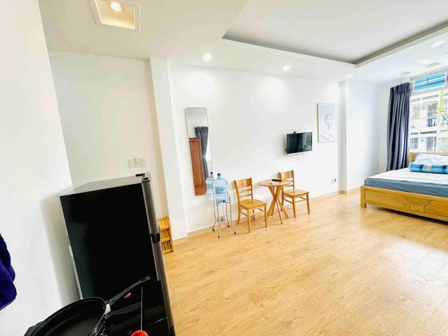 Spacious & Quiet 1br W Big Window Ho Chi Minh City