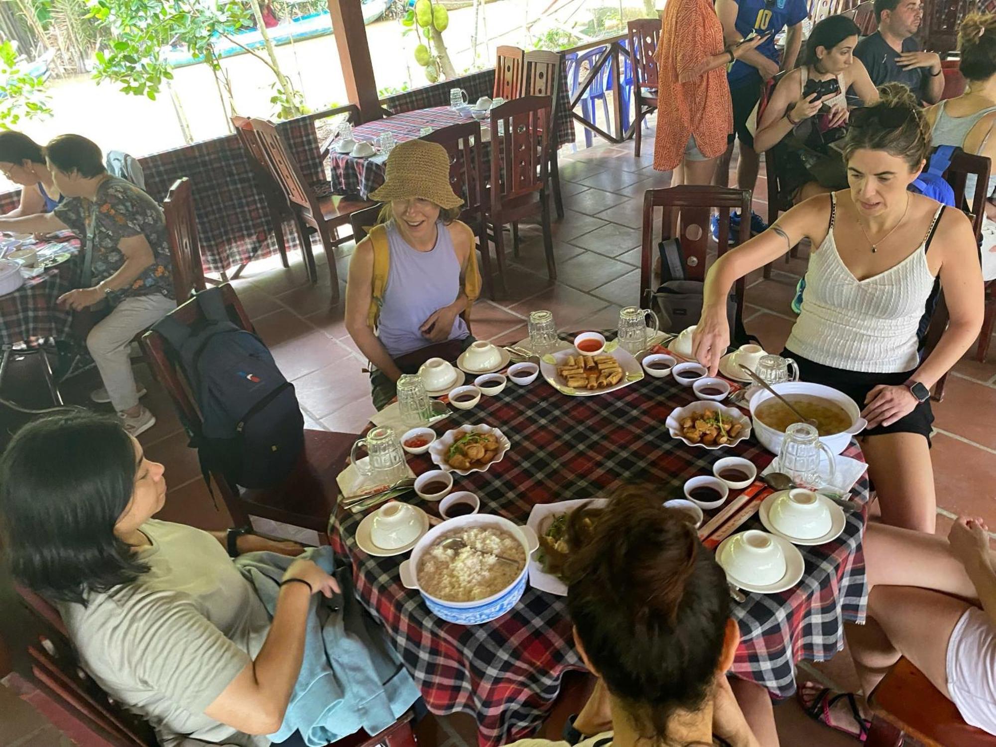 Giang Son Hotel江山民宿范五老区酒吧街胡志明市 2*