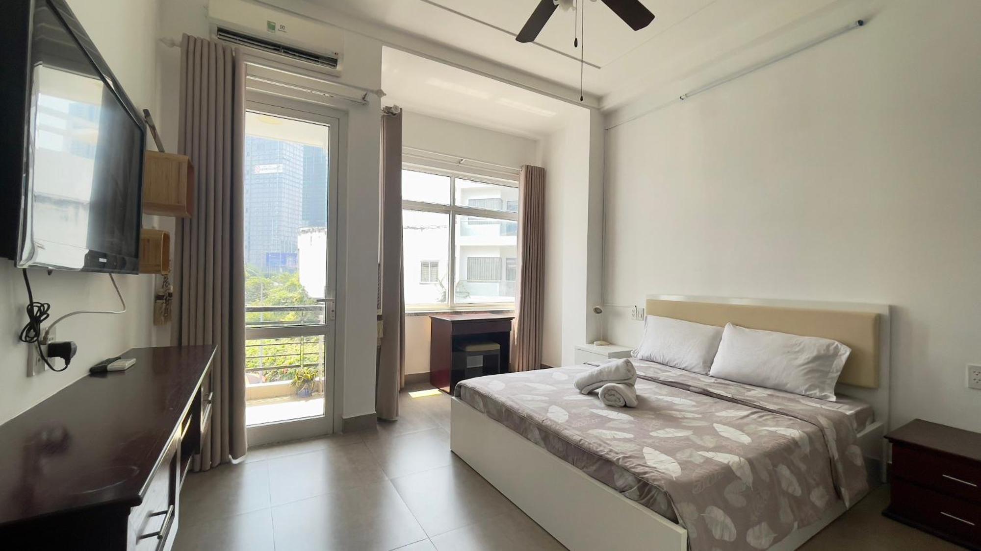 A Cozy And Stylish In The Heart Of Apartment