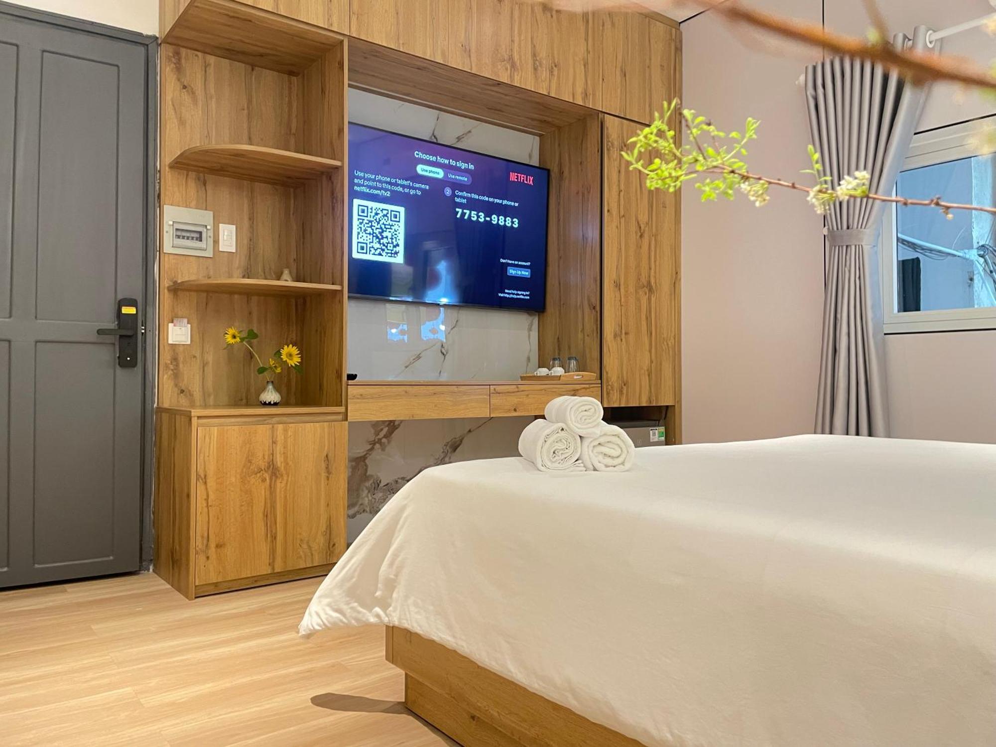 Khách sạn hẻo lánh 6even - Have A Staycation In The Cafe Building *
