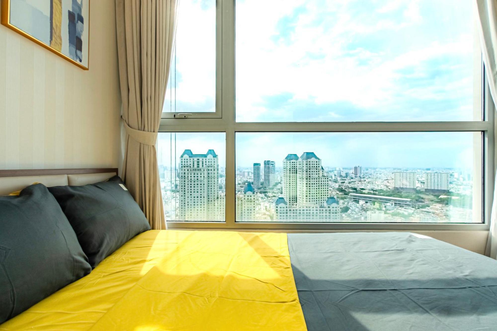 - Vinhomes Park, Landmark 81 Area & Ice Skating Rink *