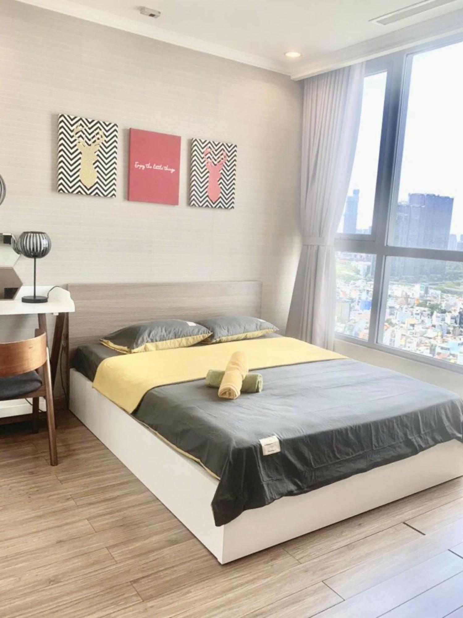 - Vinhomes Park, Landmark 81 Area & Ice Skating Rink Apartment