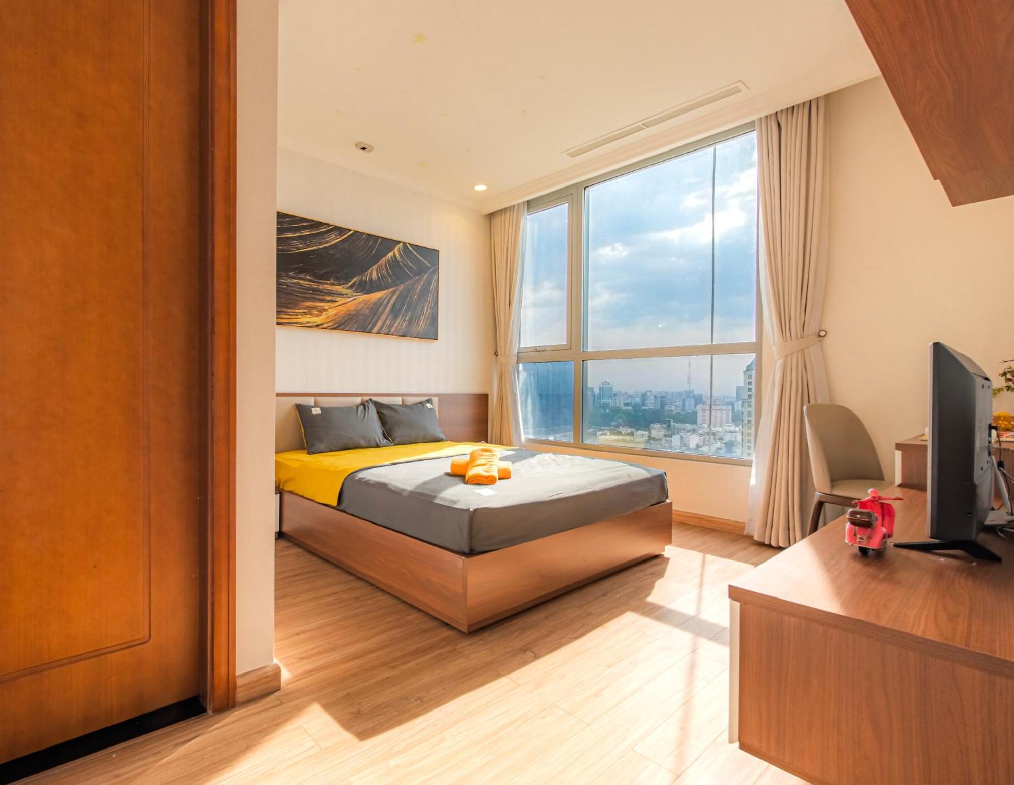 - Vinhomes Park, Landmark 81 Area & Ice Skating Rink Ho Chi Minh City