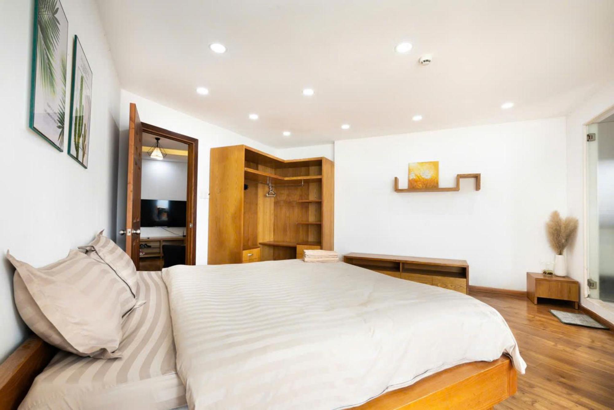 Otis - Balcony View - Steps From Bui Vien - International Plaza Building - District 1 Apartment Ho Chi Minh City