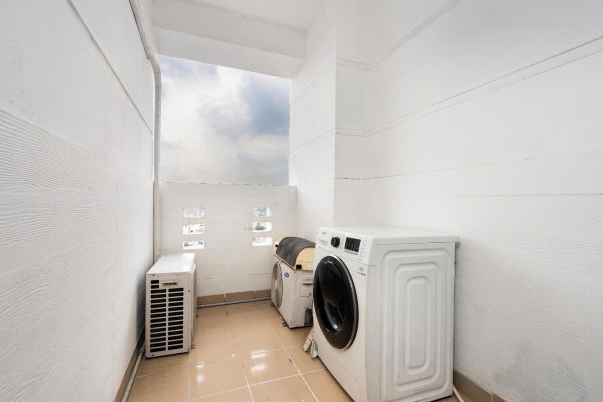 Apartment Otis - Balcony View - Steps From Bui Vien - International Plaza Building - District 1 *