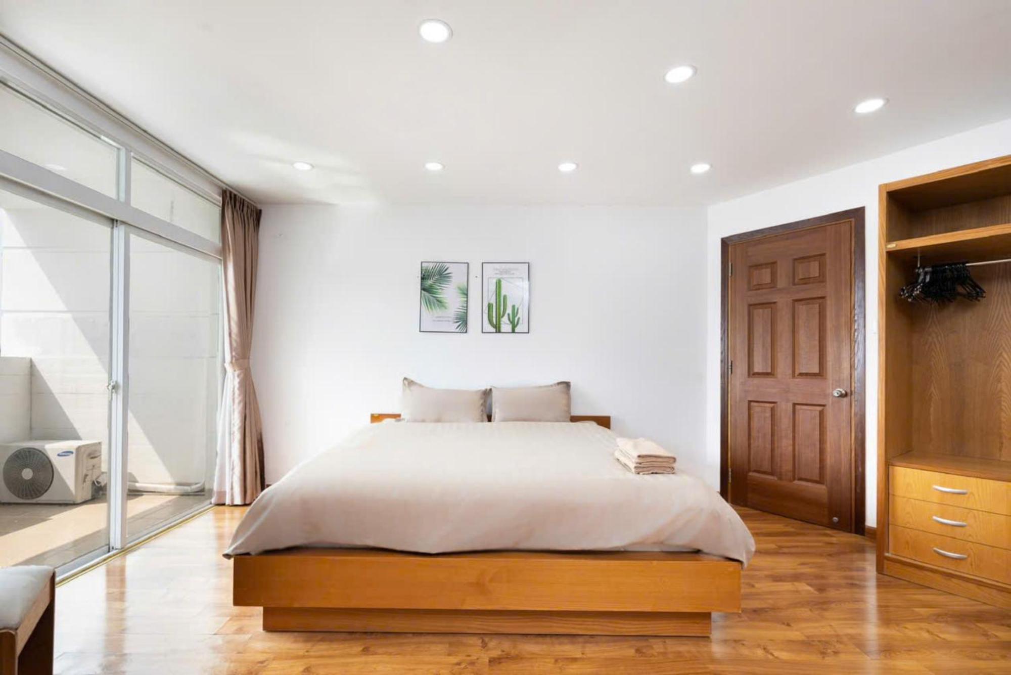 Apartment Otis - Balcony View - Steps From Bui Vien - International Plaza Building - District 1 Ho Chi Minh City