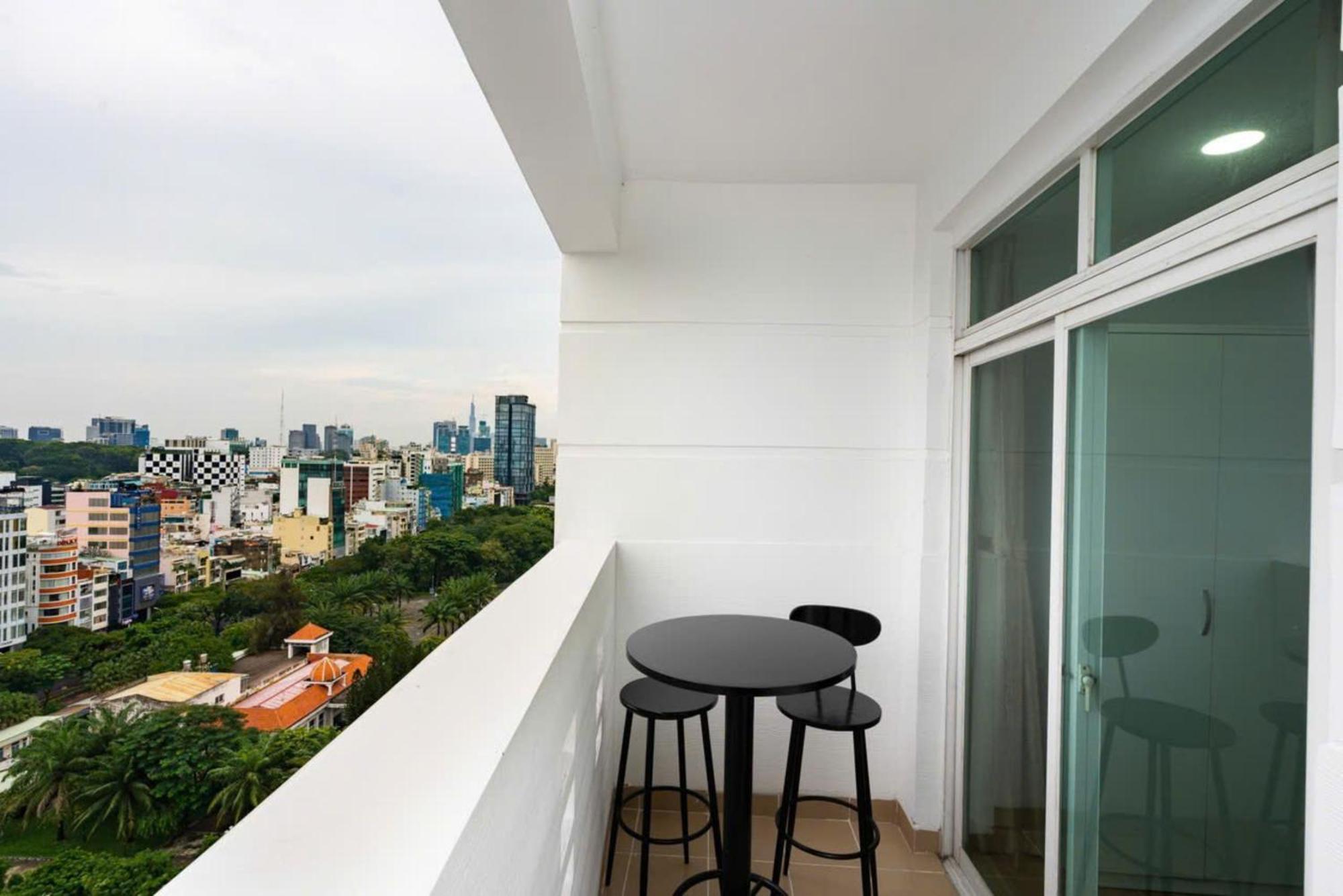 Apartment Otis - Balcony View - Steps From Bui Vien - International Plaza Building - District 1