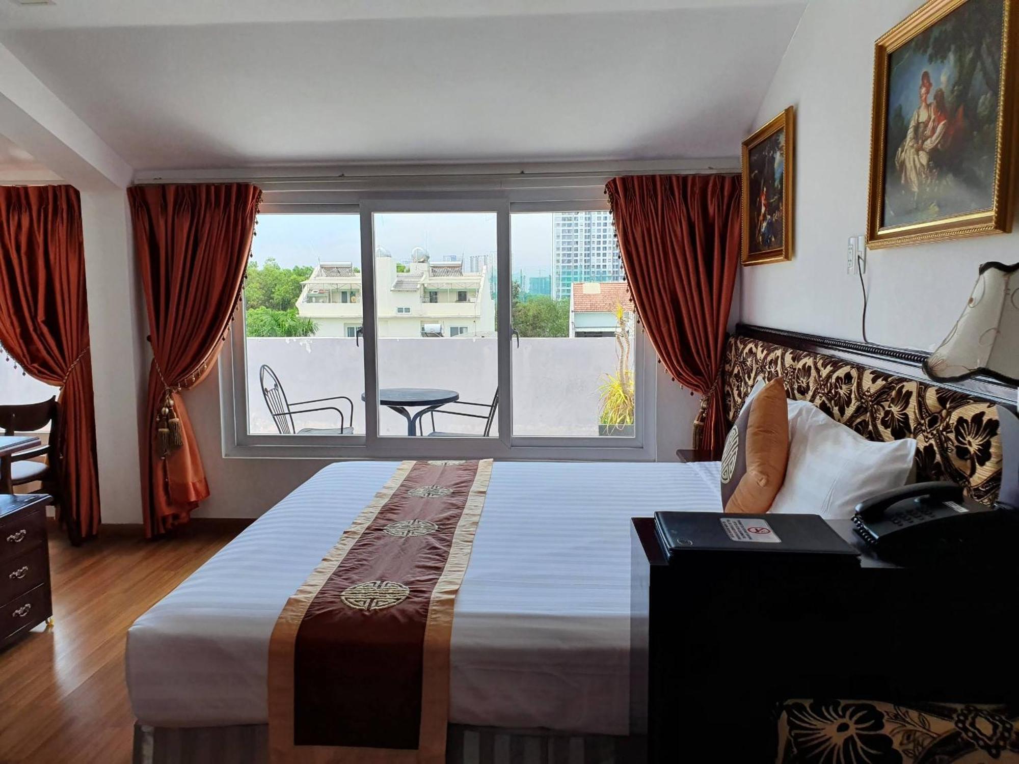 Collection O Emerald Luxury - Near Secc Hotel