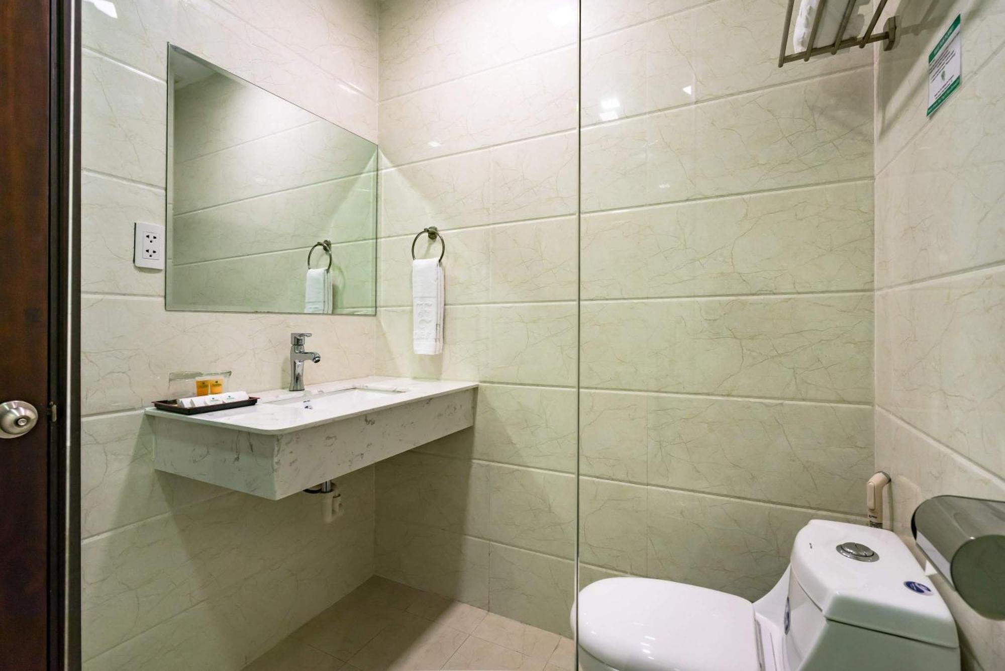 Collection O Emerald Luxury - Near Secc Hotel
