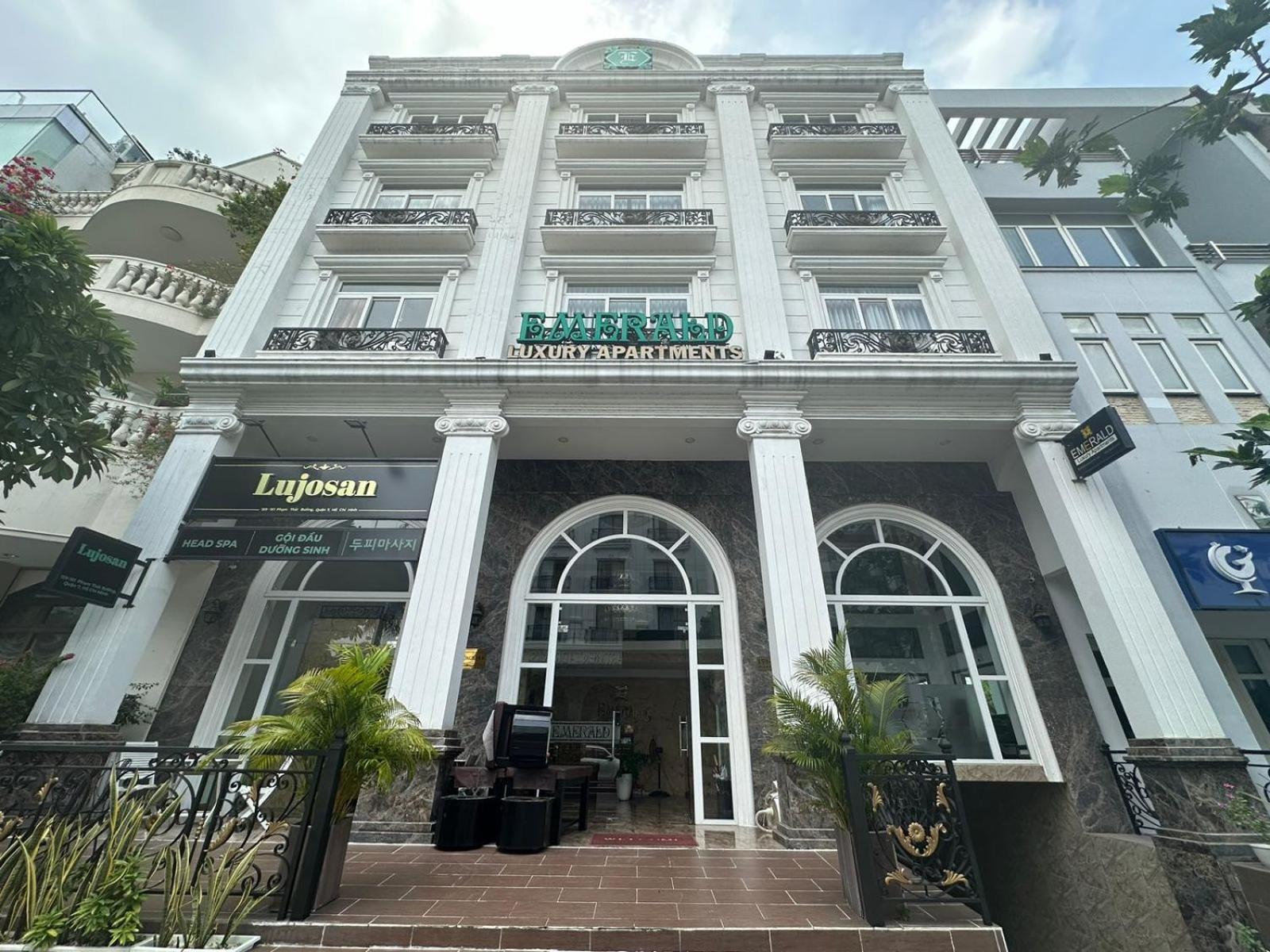 Collection O Emerald Luxury - Near Secc Hotel 3*