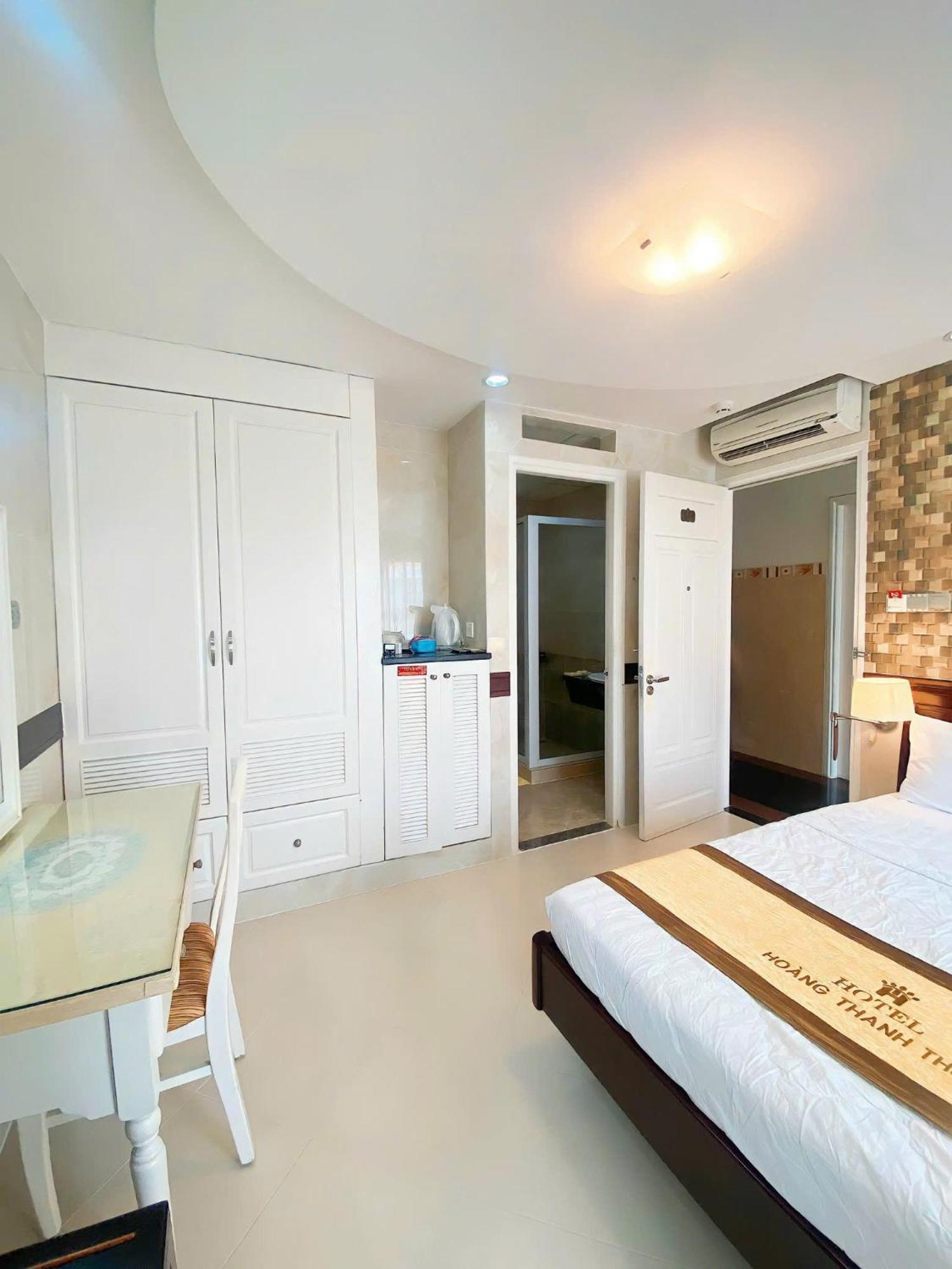 Hoang Thanh Thuy Airport 2 - Gan Am Thuc Dem Cho Hoang Hoa Tham Hotel