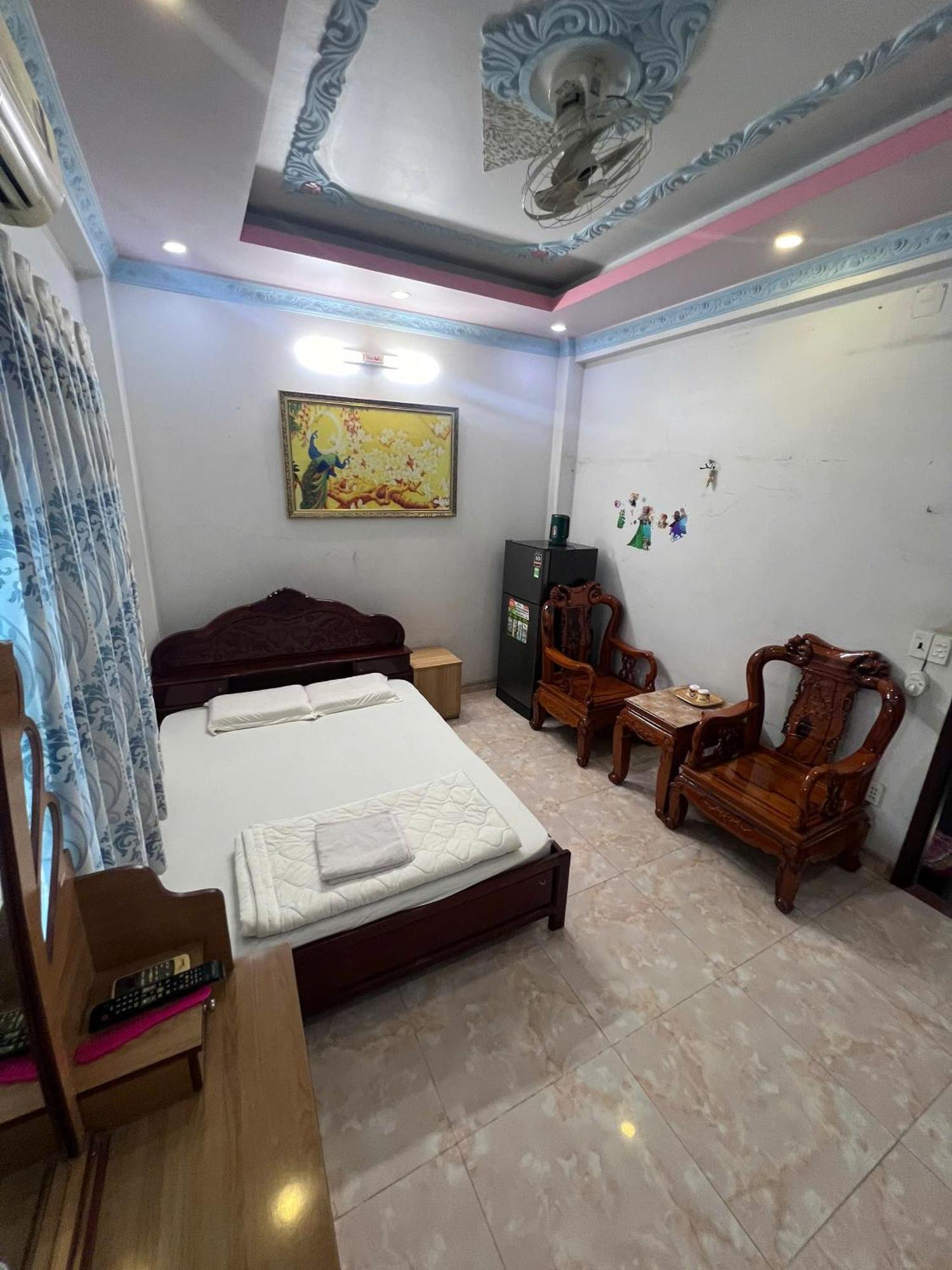 Hotel Nha Nghi Happy *