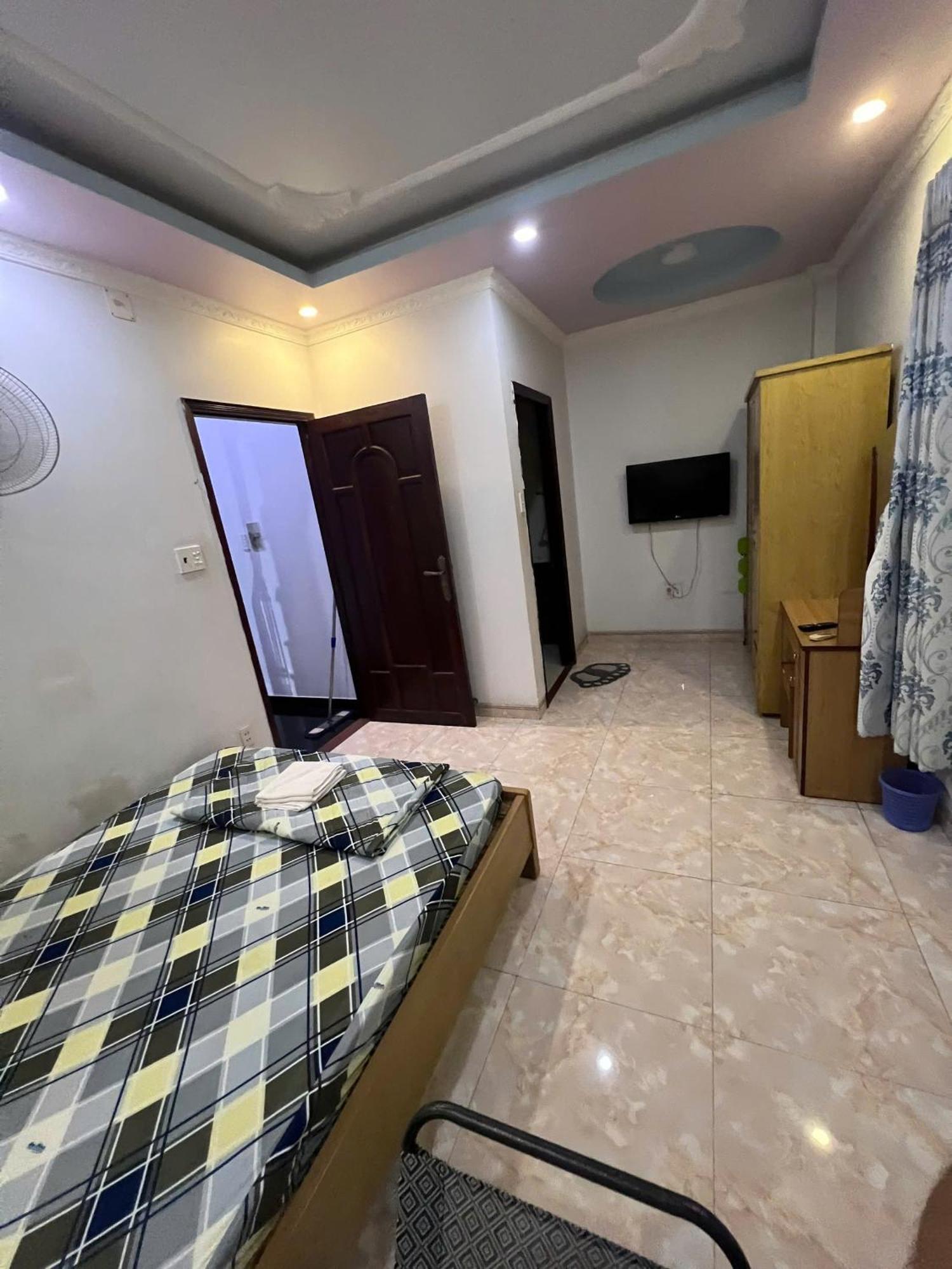 Hotel Nha Nghi Happy *