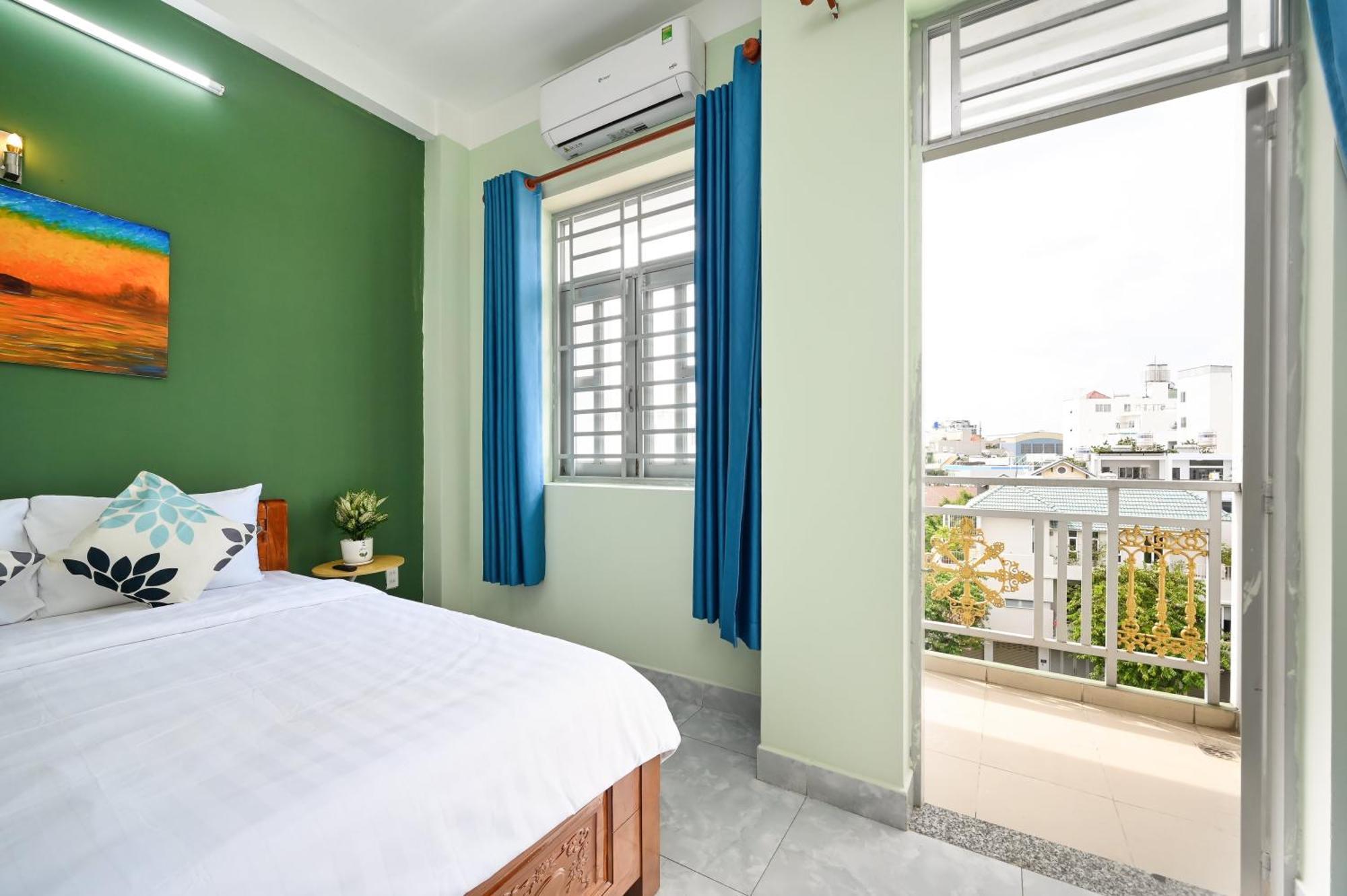 Khách sạn hẻo lánh Montana & Aparment Saigon Airport *