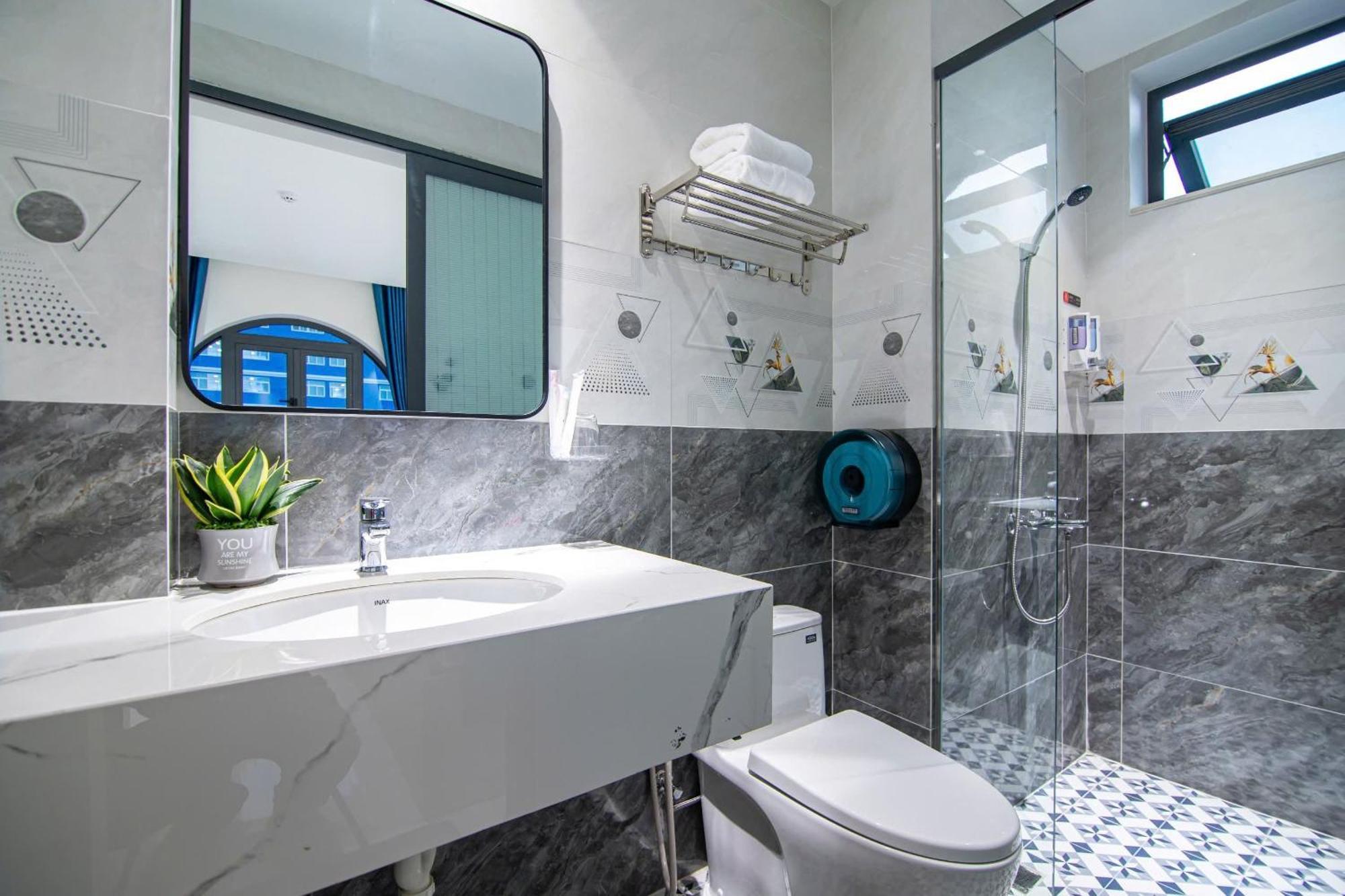 Bin Bin 14 Near Vstar School D7 Hotel *