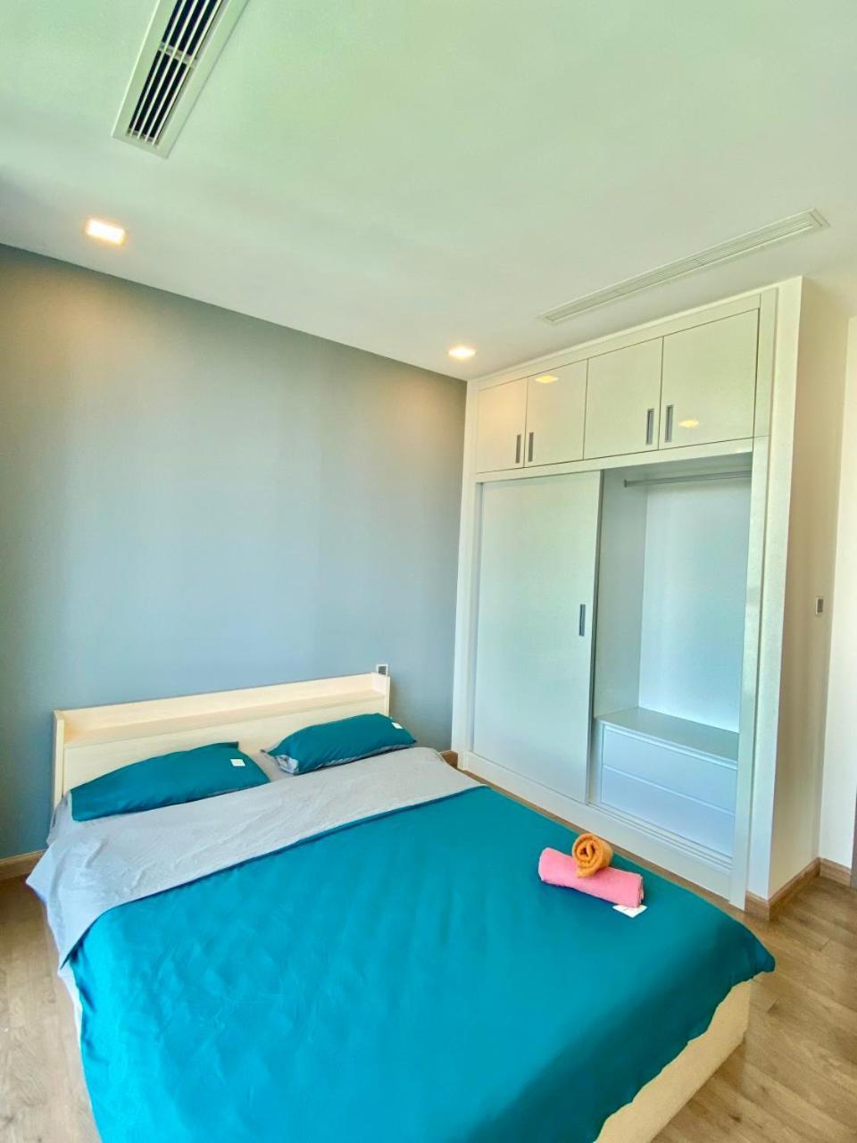 - Vinhomes Park, Landmark 81 Area & Ice Skating Rink *