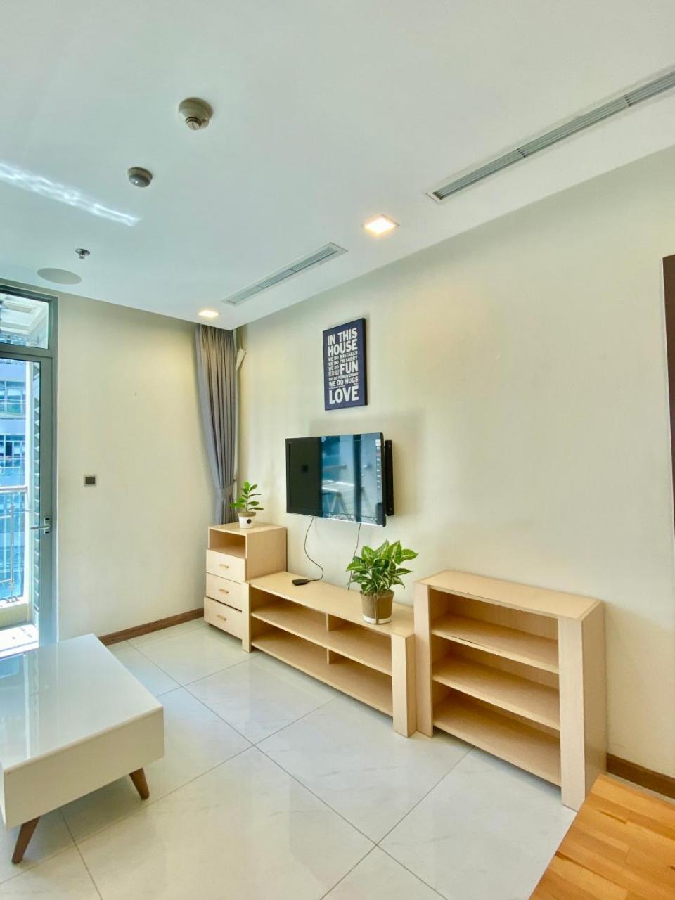 - Vinhomes Park, Landmark 81 Area & Ice Skating Rink Apartment