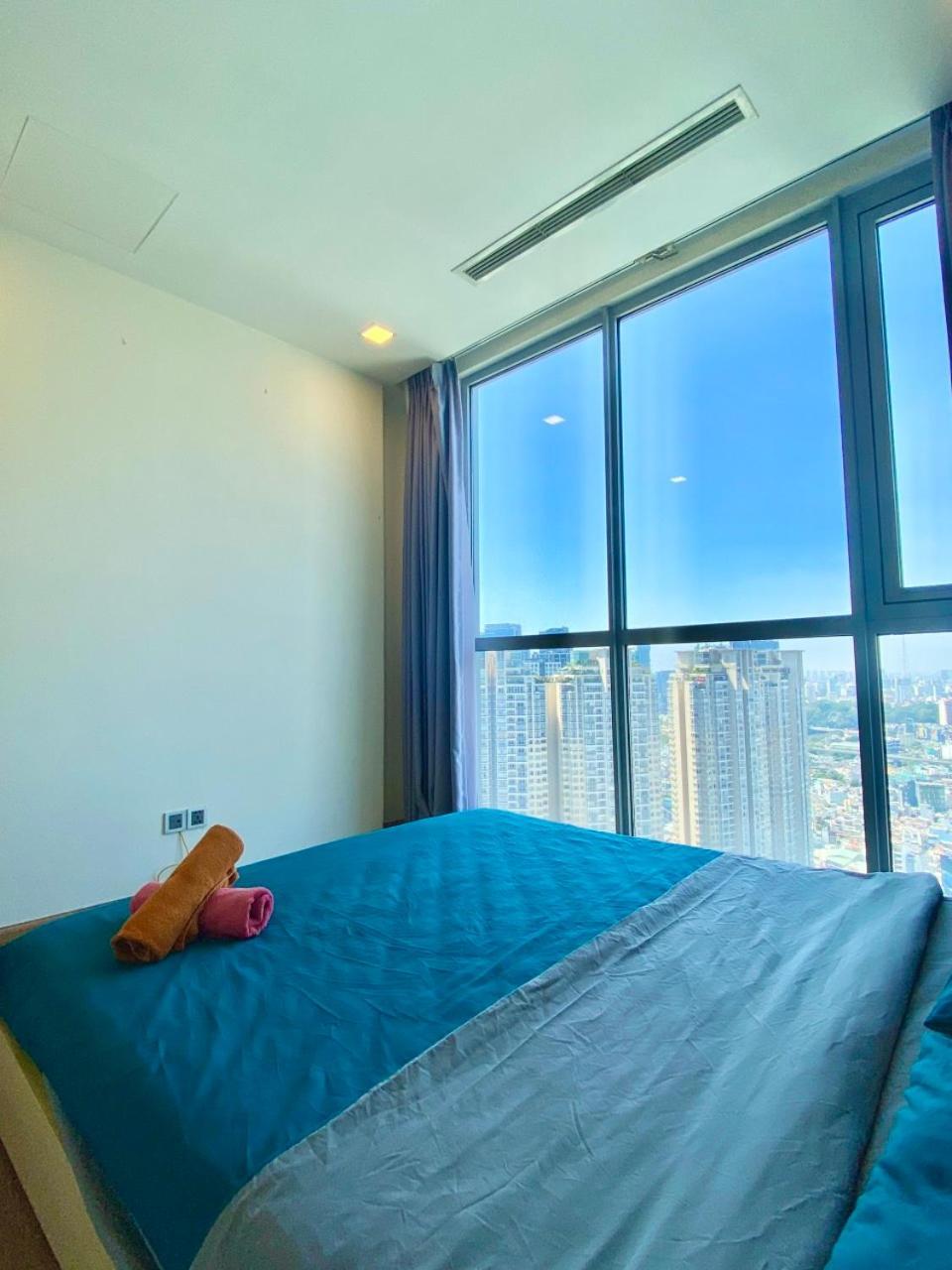 - Vinhomes Park, Landmark 81 Area & Ice Skating Rink Ho Chi Minh City