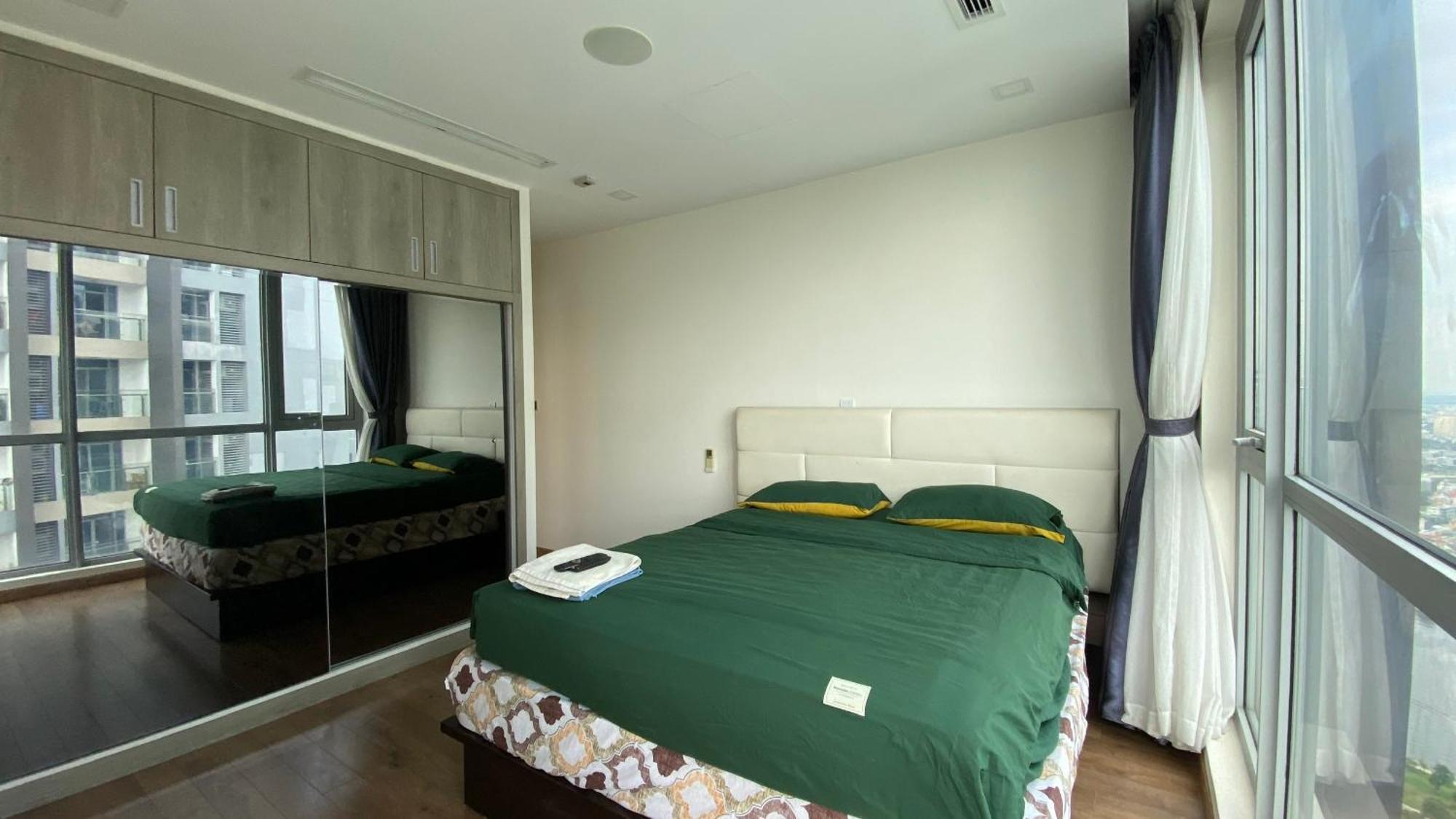- Vinhomes Park, Landmark 81 Area & Ice Skating Rink *