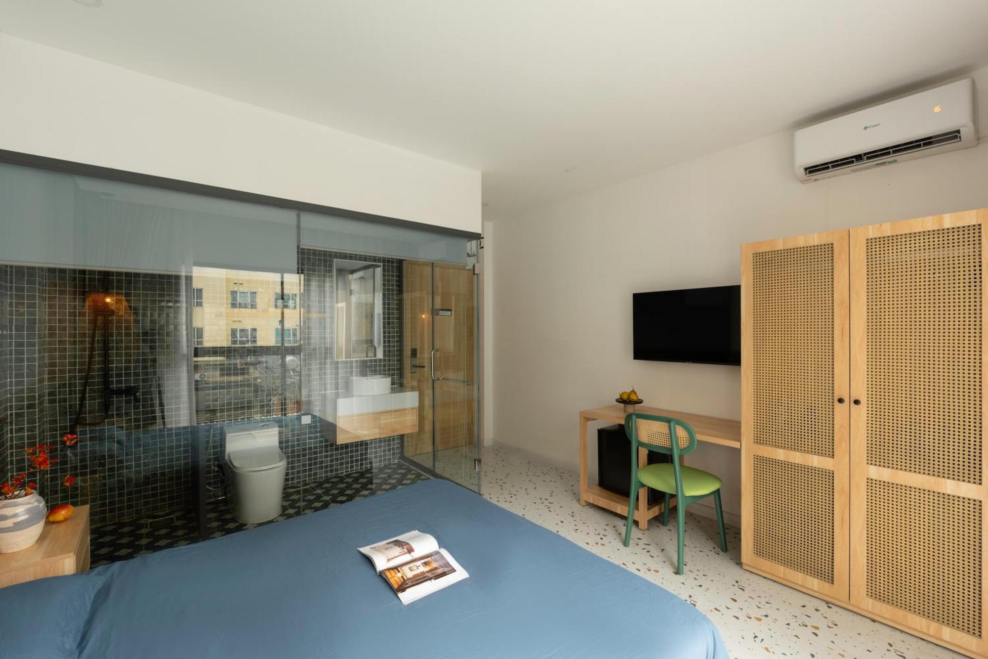 Zeus Living - *