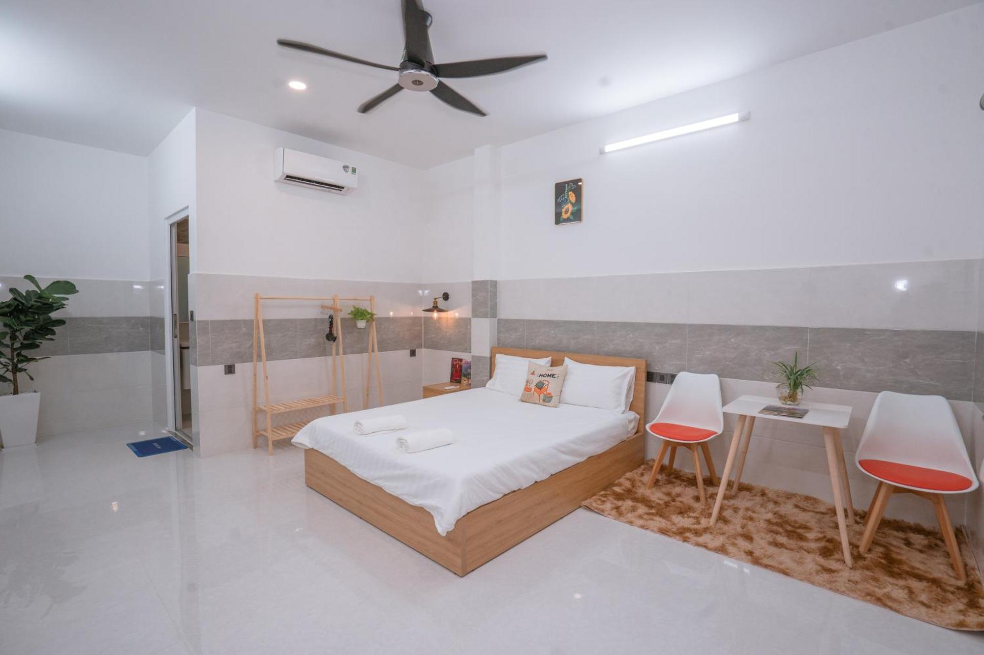 Aloha Saigon Premium By Local Travel Experts - Newly Opened, Less-touristy Location, Spacious Rooms, Glass Shower Bathroom, Free Breakfast & Walking Tour Hostel