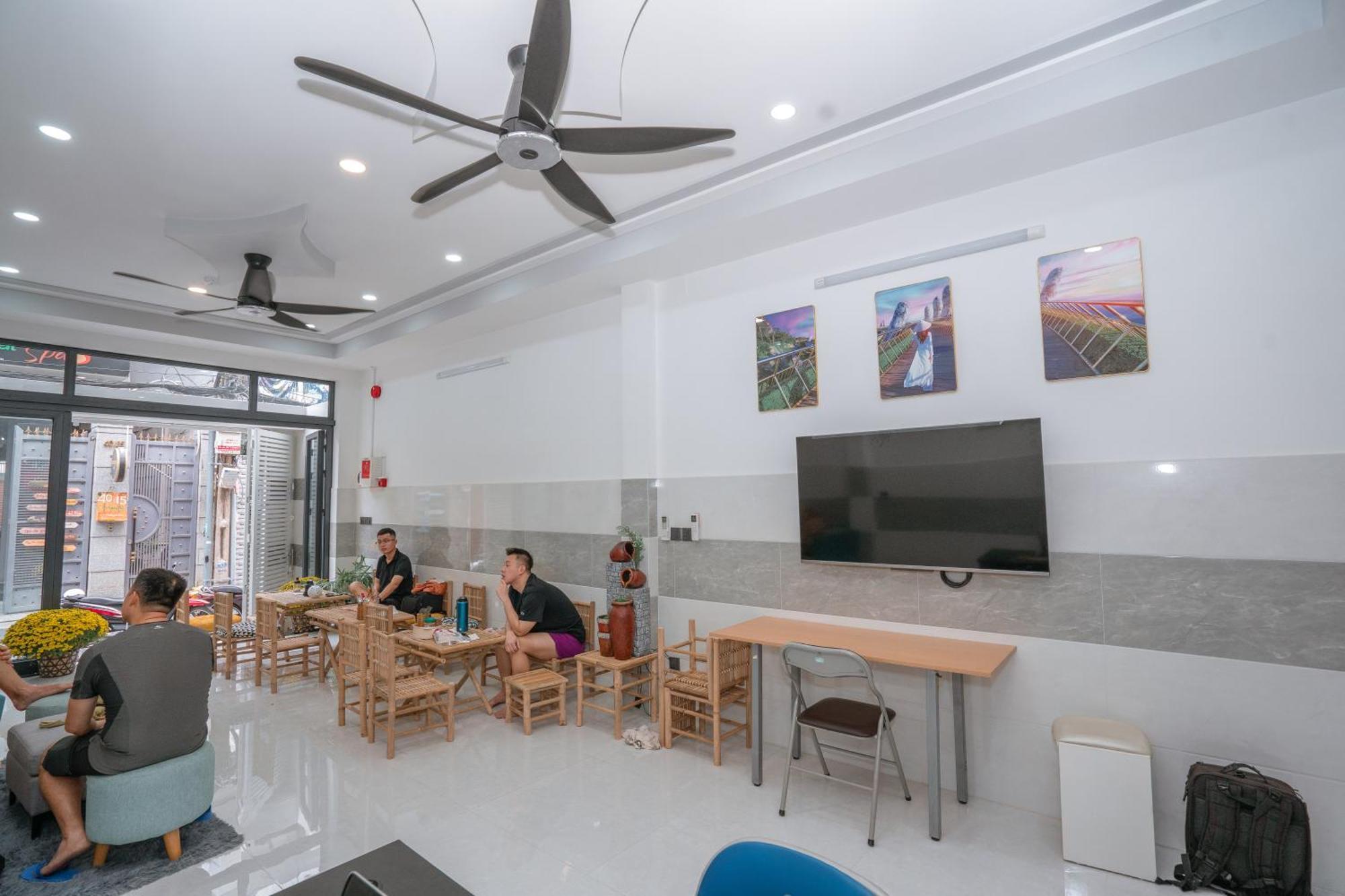 Hostel Aloha Saigon Premium By Local Travel Experts - Newly Opened, Less-touristy Location, Spacious Rooms, Glass Shower Bathroom, Free Breakfast & Walking Tour