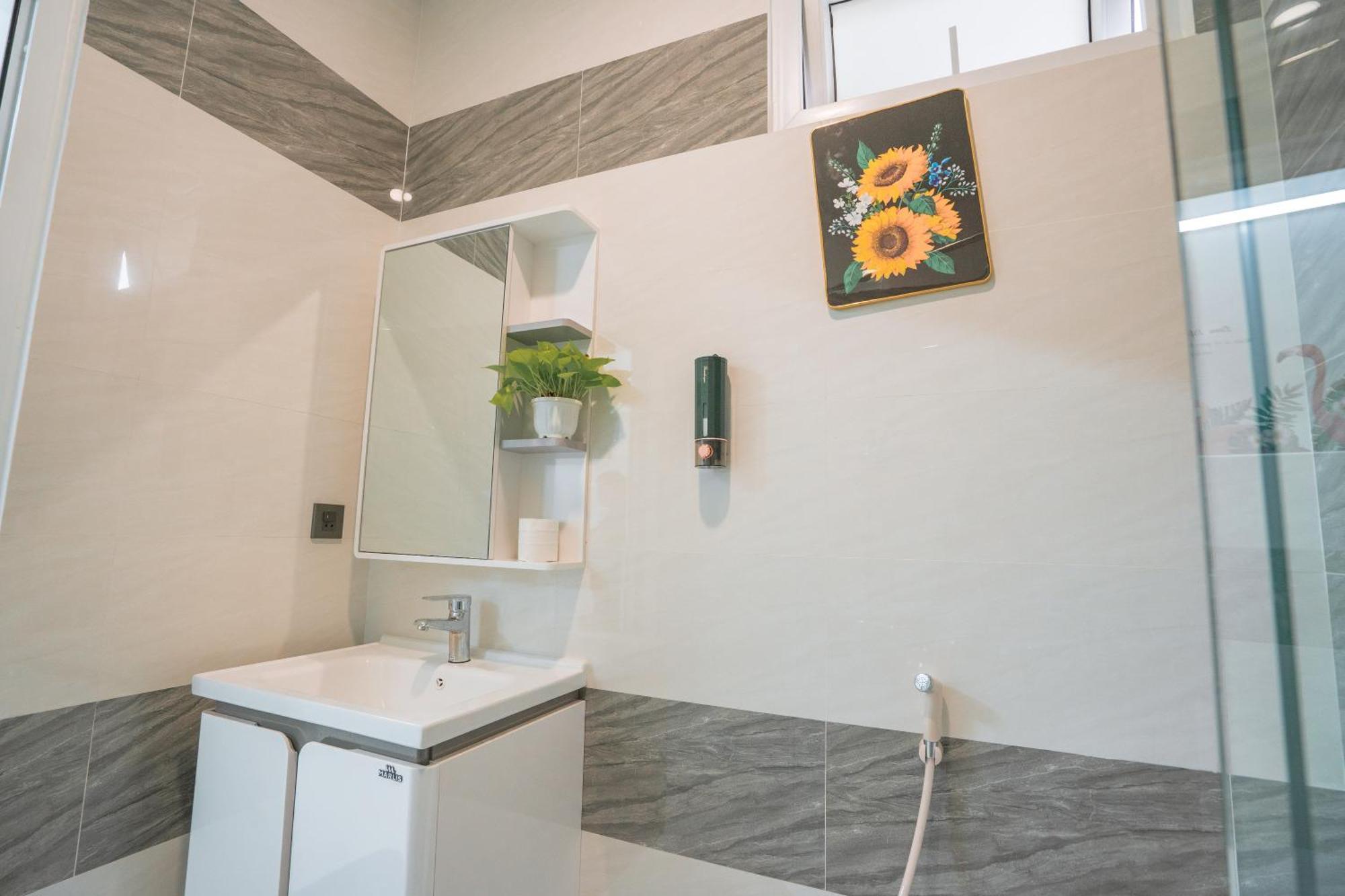 Hostel Aloha Saigon Premium By Local Travel Experts - Newly Opened, Less-touristy Location, Spacious Rooms, Glass Shower Bathroom, Free Breakfast & Walking Tour Ho Chi Minh City