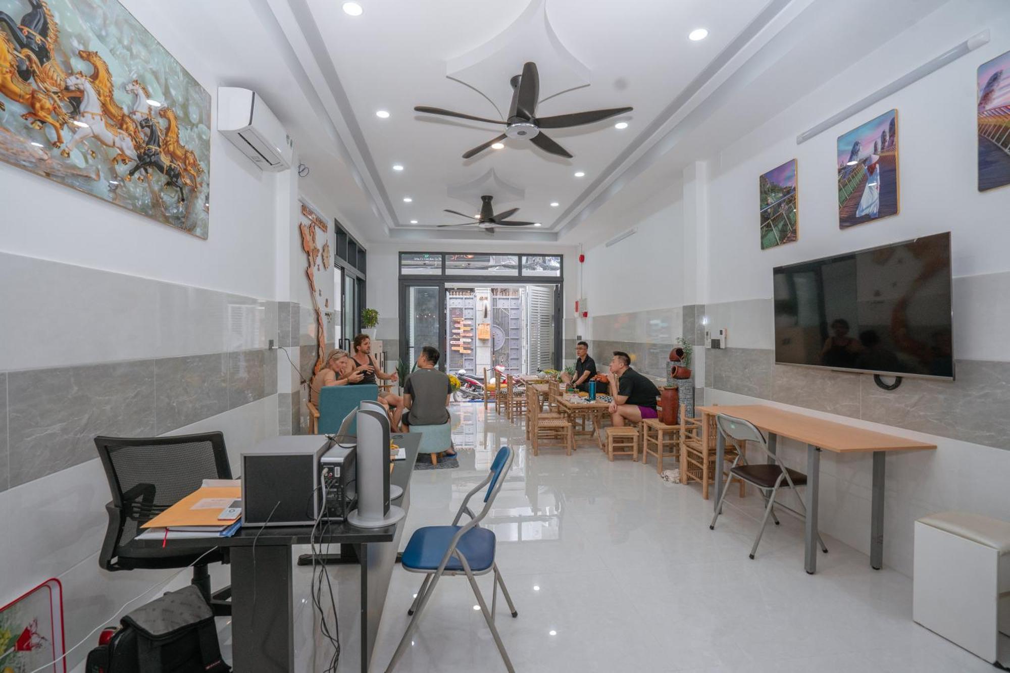 Aloha Saigon Premium By Local Travel Experts - Newly Opened, Less-touristy Location, Spacious Rooms, Glass Shower Bathroom, Free Breakfast & Walking Tour