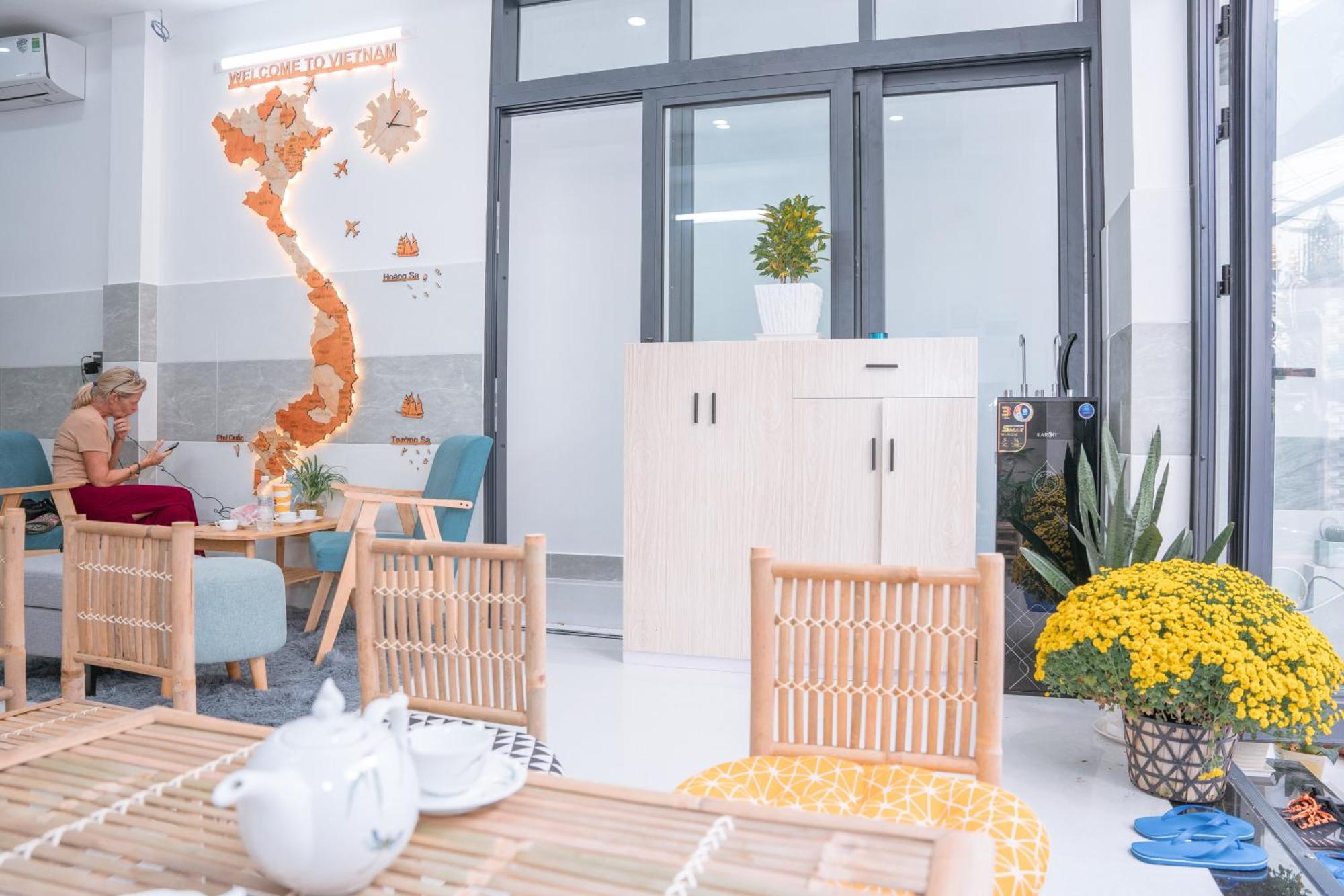 Aloha Saigon Premium By Local Travel Experts - Newly Opened, Less-touristy Location, Spacious Rooms, Glass Shower Bathroom, Free Breakfast & Walking Tour Hostel