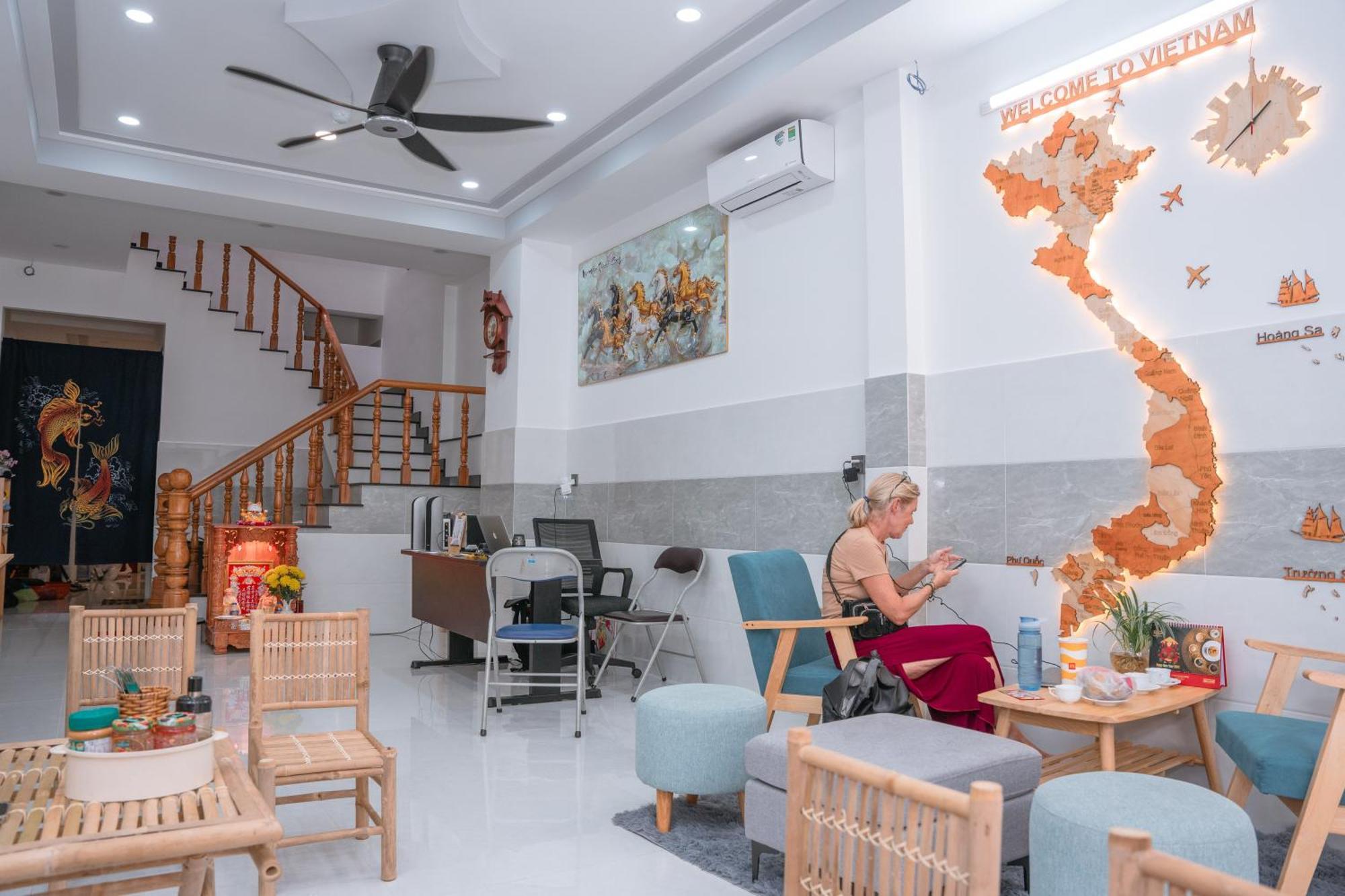 Hostel Aloha Saigon Premium By Local Travel Experts - Newly Opened, Less-touristy Location, Spacious Rooms, Glass Shower Bathroom, Free Breakfast & Walking Tour