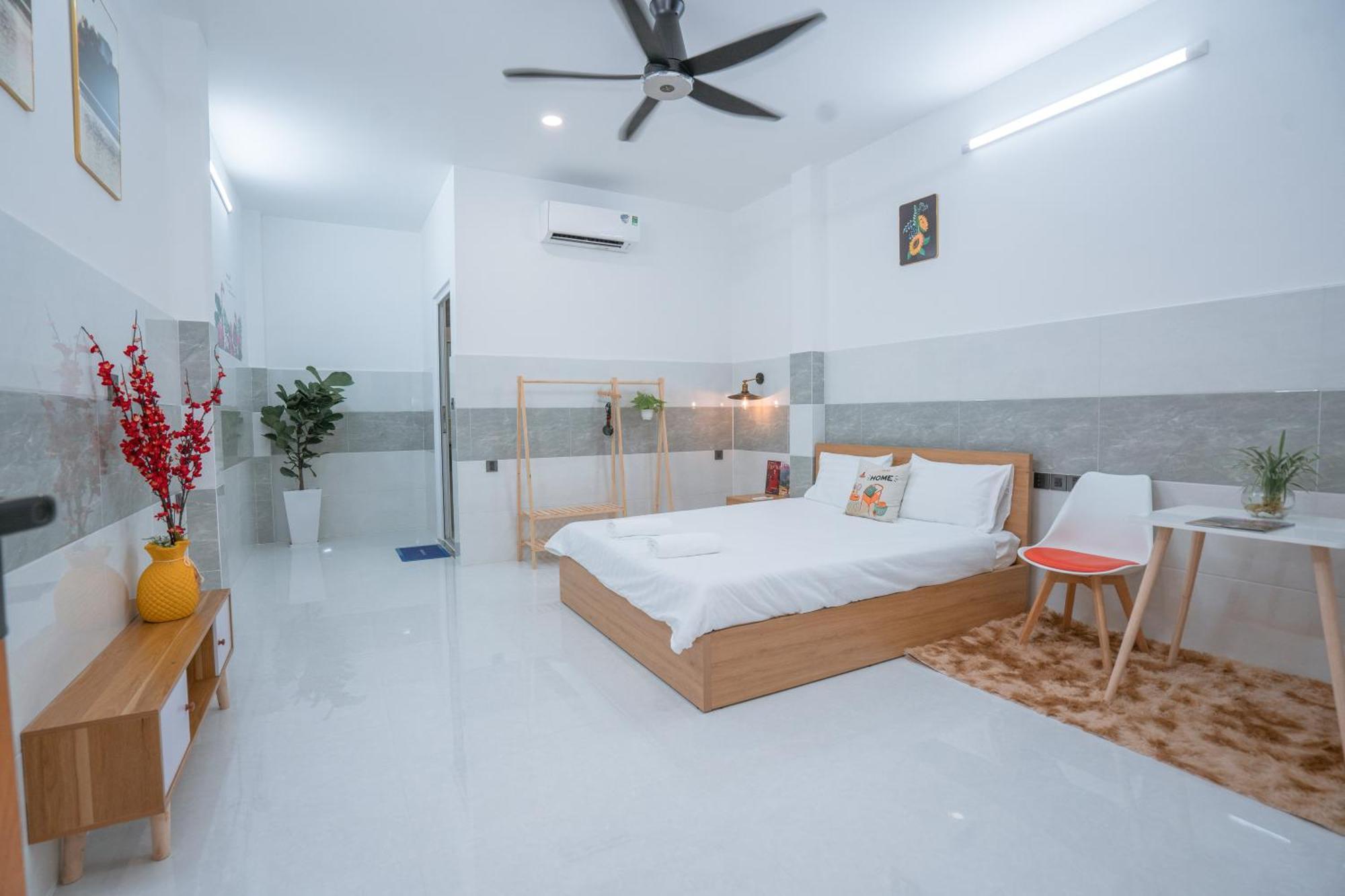Aloha Saigon Premium By Local Travel Experts - Newly Opened, Less-touristy Location, Spacious Rooms, Glass Shower Bathroom, Free Breakfast & Walking Tour Hostel