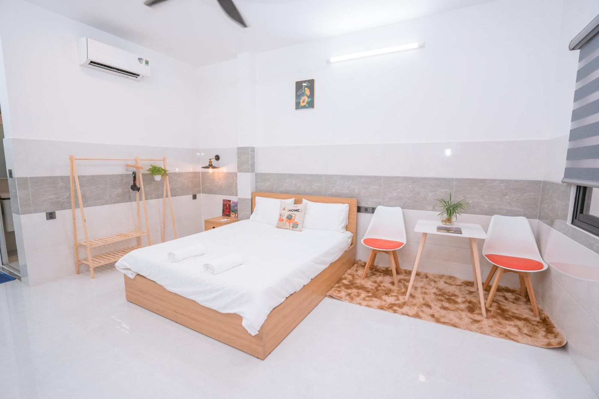 Hostel Aloha Saigon Premium By Local Travel Experts - Newly Opened, Less-touristy Location, Spacious Rooms, Glass Shower Bathroom, Free Breakfast & Walking Tour