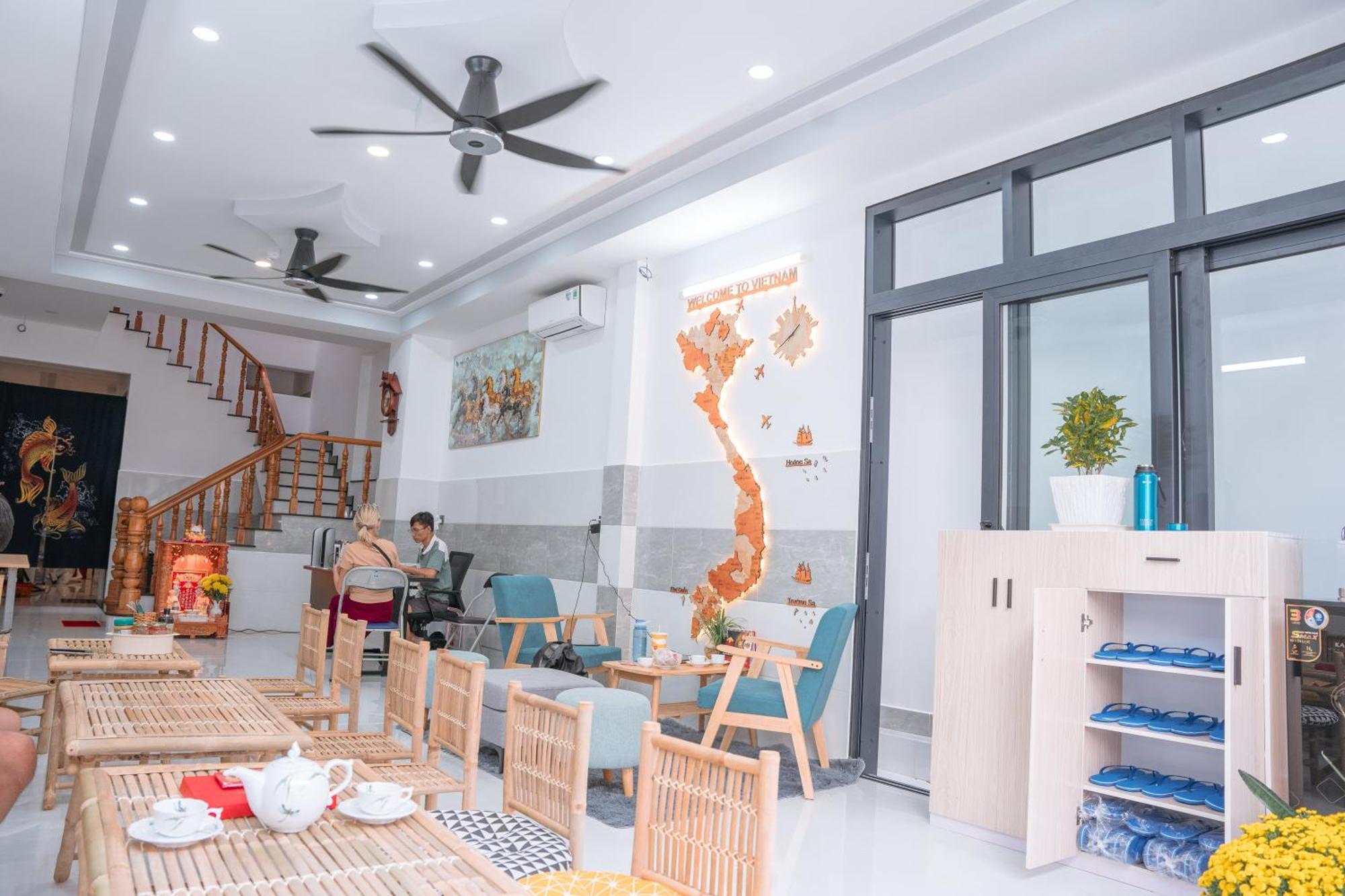 Hostel Aloha Saigon Premium By Local Travel Experts - Newly Opened, Less-touristy Location, Spacious Rooms, Glass Shower Bathroom, Free Breakfast & Walking Tour