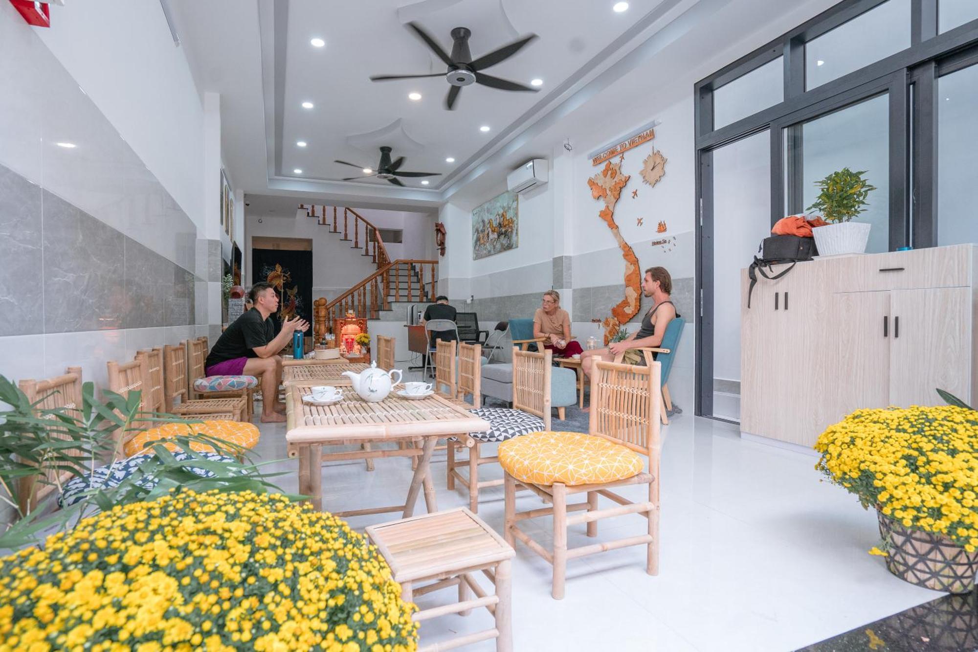 Aloha Saigon Premium By Local Travel Experts - Newly Opened, Less-touristy Location, Spacious Rooms, Glass Shower Bathroom, Free Breakfast & Walking Tour Hostel *