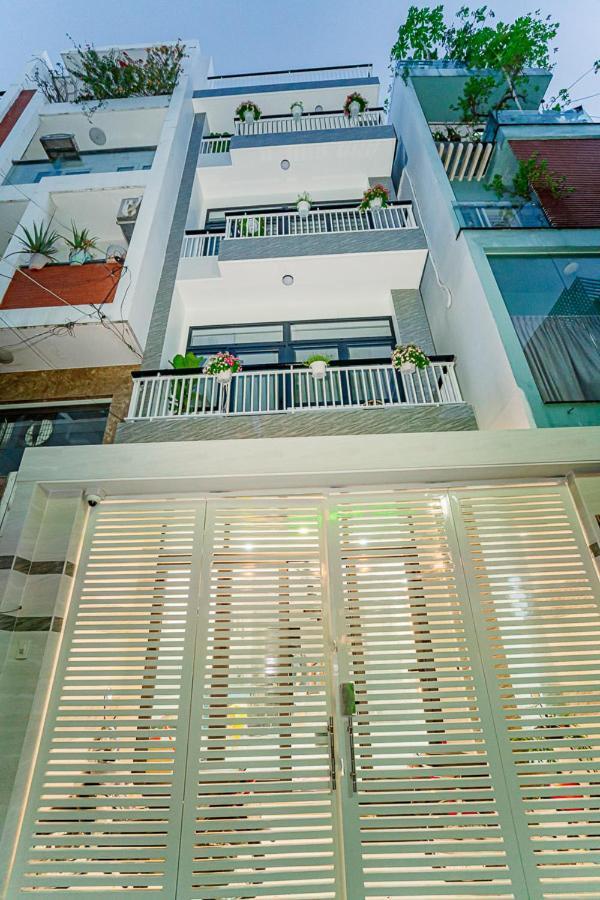 Aloha Saigon Premium By Local Travel Experts - Newly Opened, Less-touristy Location, Spacious Rooms, Glass Shower Bathroom, Free Breakfast & Walking Tour Hostel *