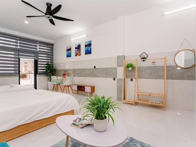 Hostel Aloha Saigon Premium By Local Travel Experts - Newly Opened, Less-touristy Location, Spacious Rooms, Glass Shower Bathroom, Free Breakfast & Walking Tour