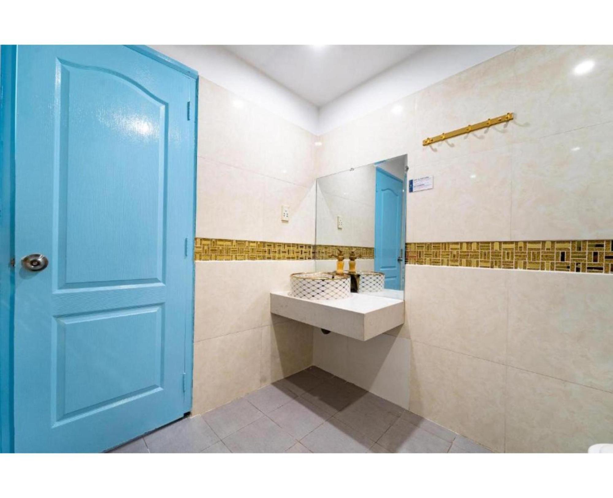 Townhouse Oak Near International Airport, District Tan Binh *