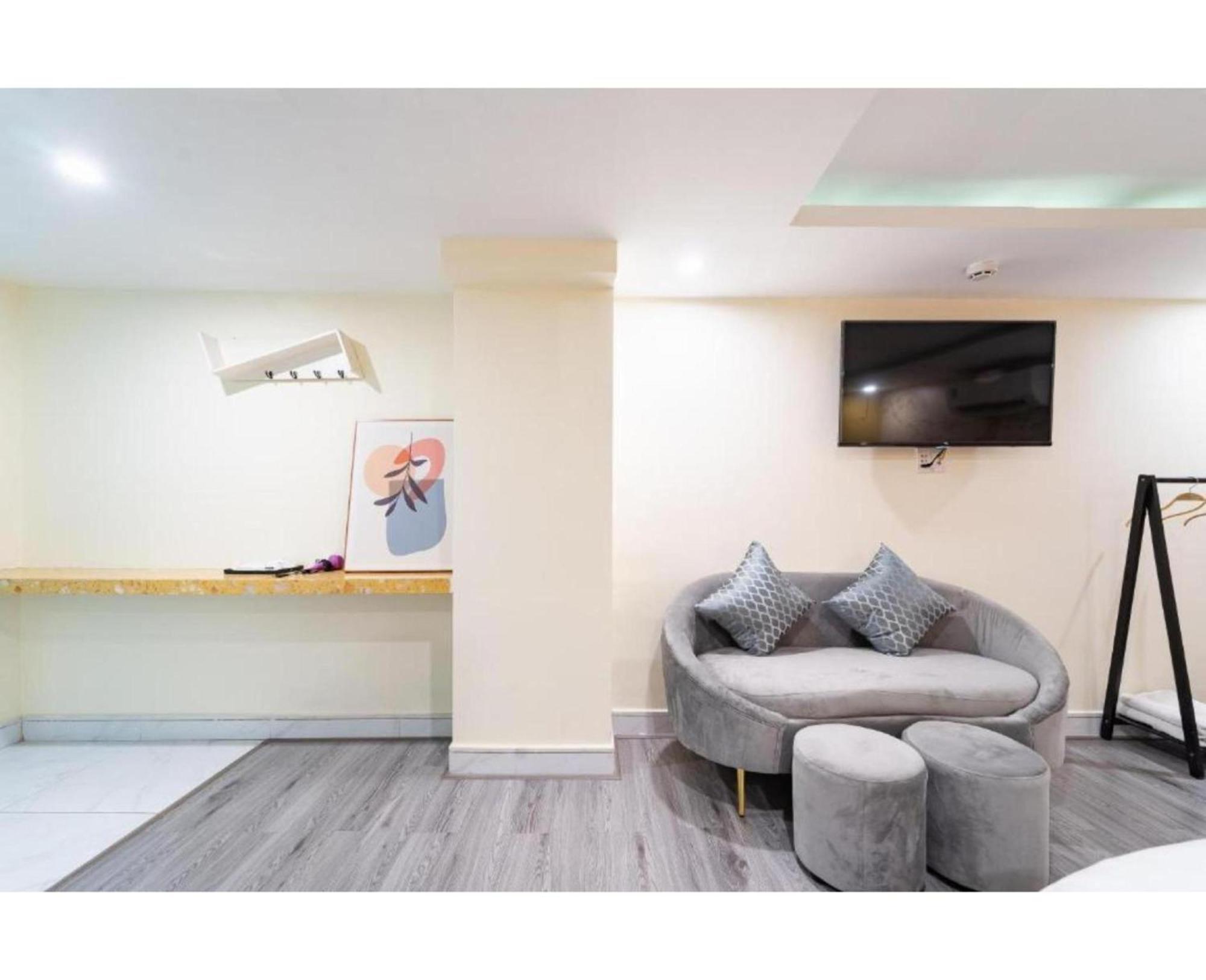 Townhouse Oak Near International Airport, District Tan Binh Apartment *