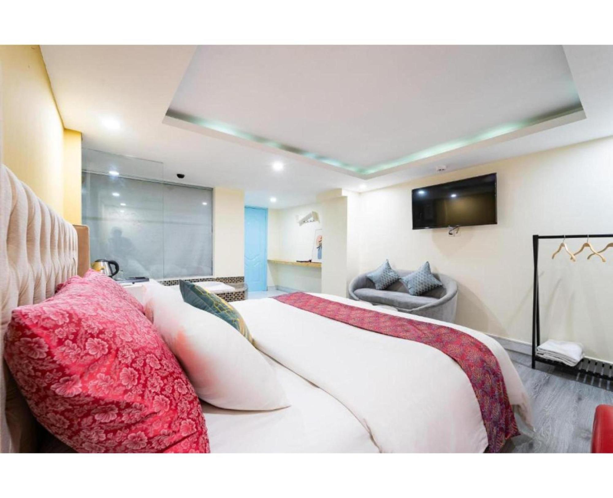 Townhouse Oak Near International Airport, District Tan Binh *