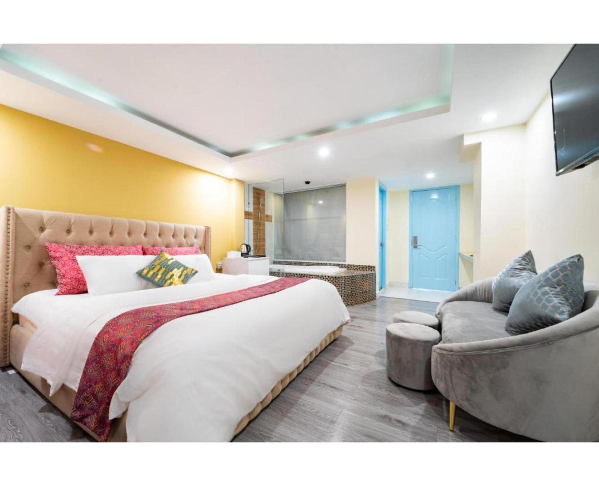 Townhouse Oak Near International Airport, District Tan Binh Apartment *