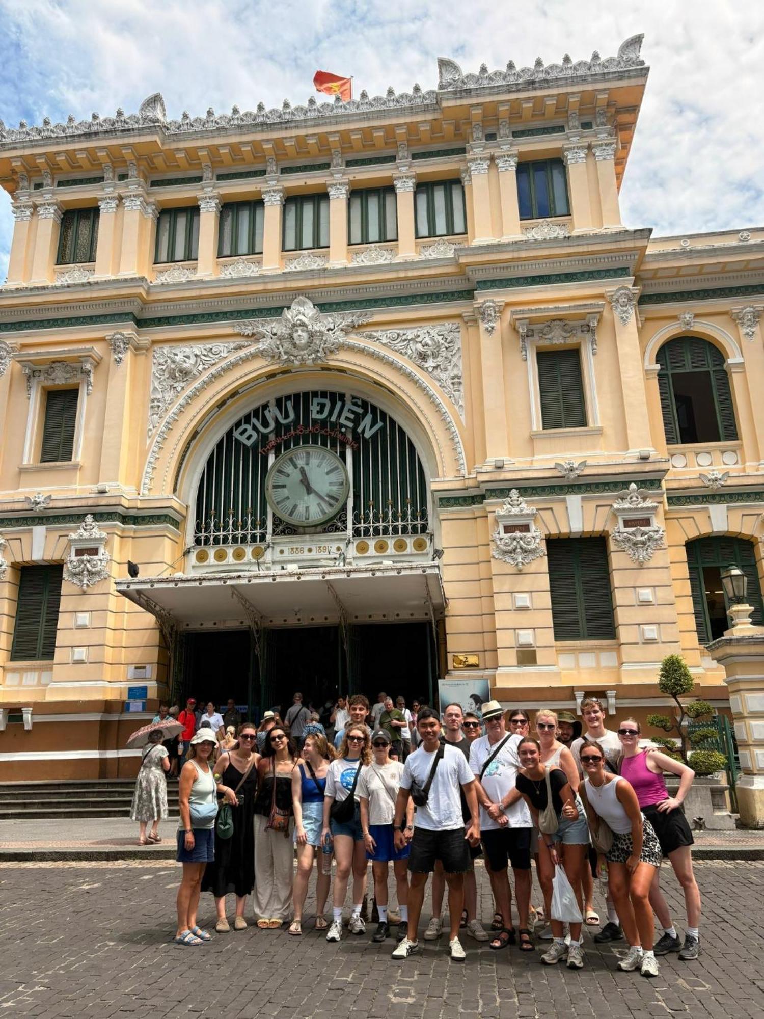Hostel Saigon Authentic Alley - Daily Walking Morning Tour, Free Breakfast, Gym & Rooftop Billiard *