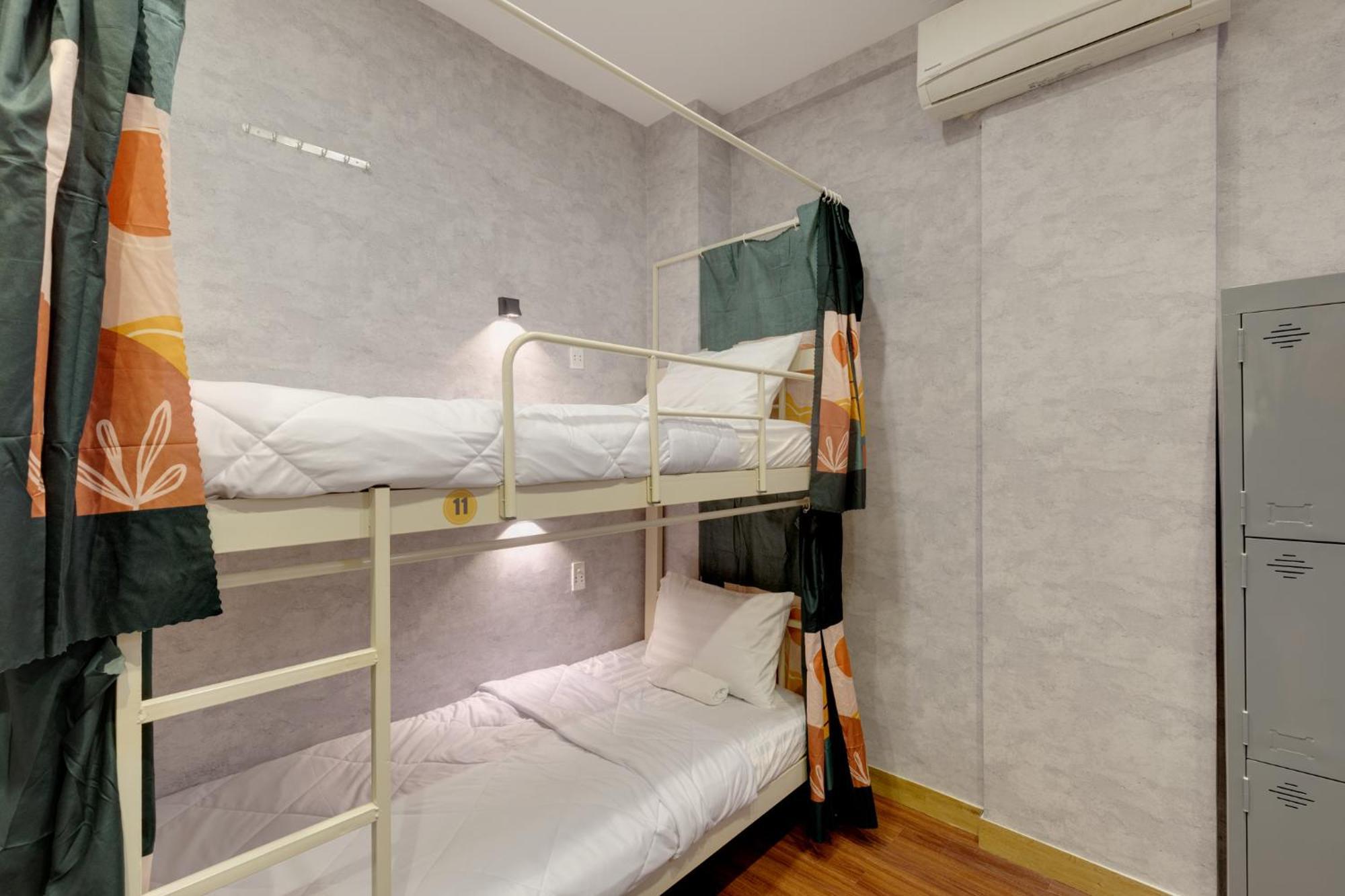 Hostel Saigon Authentic Alley - Daily Walking Morning Tour, Free Breakfast, Gym & Rooftop Billiard *
